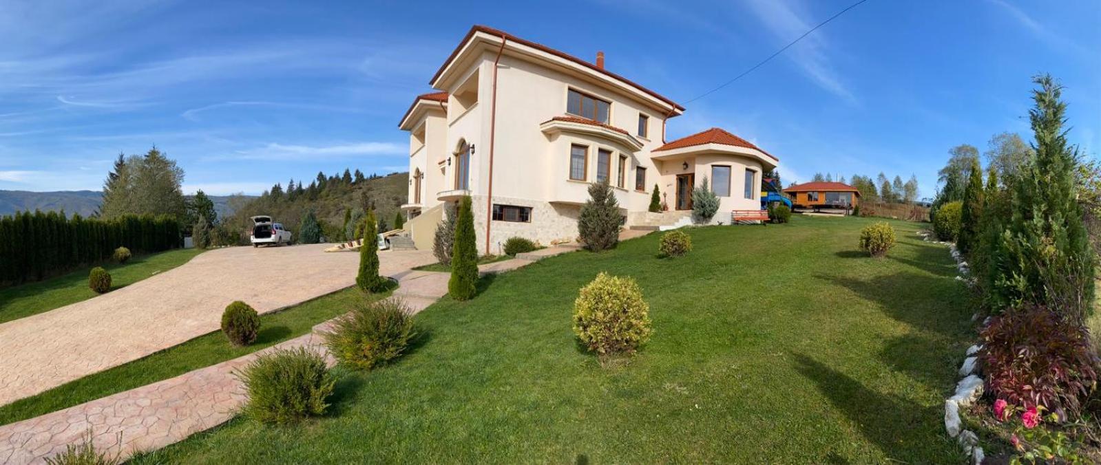 Villa - Photo 2