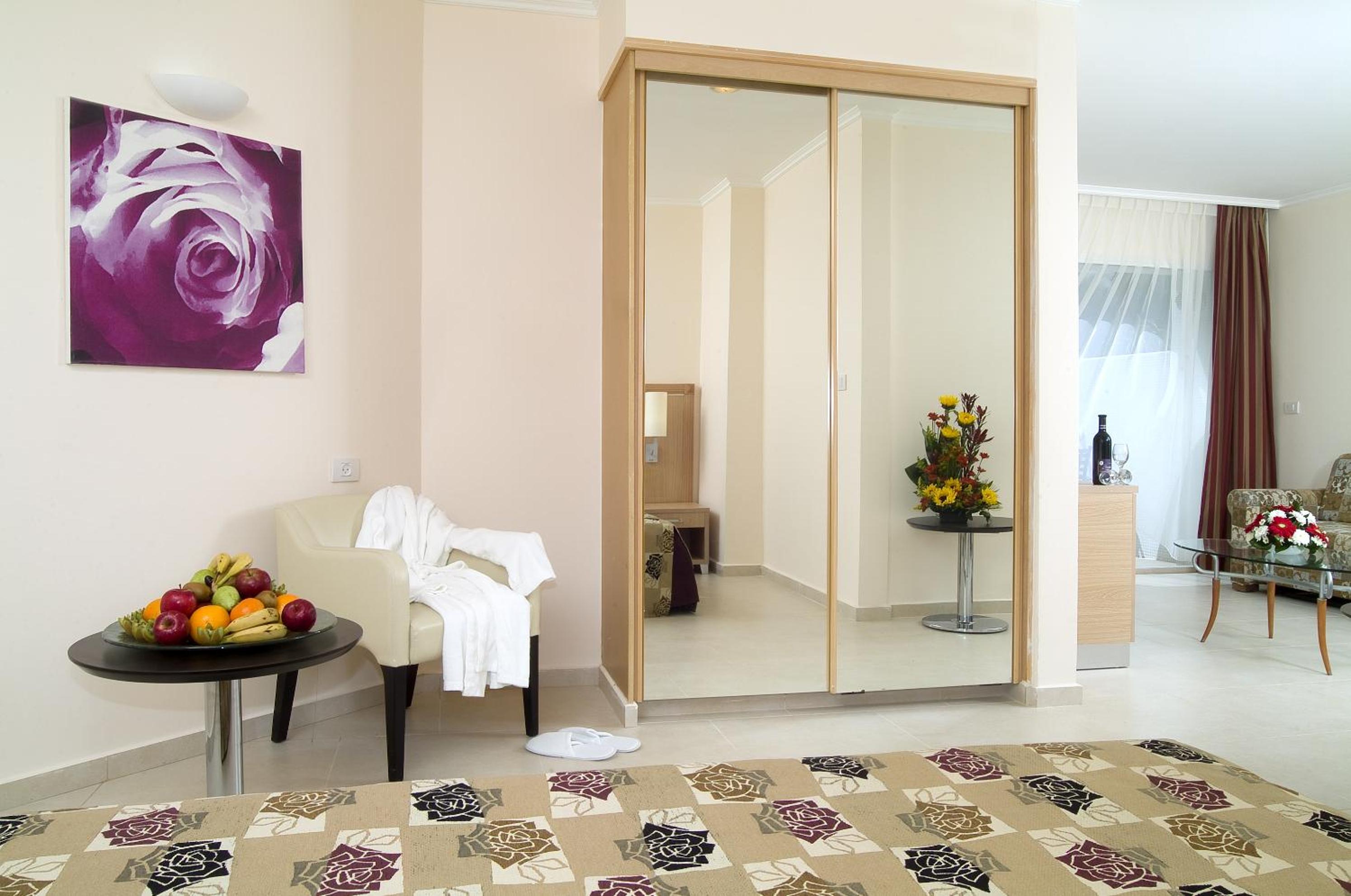 Junior Suite with Balcony thumbnail 5