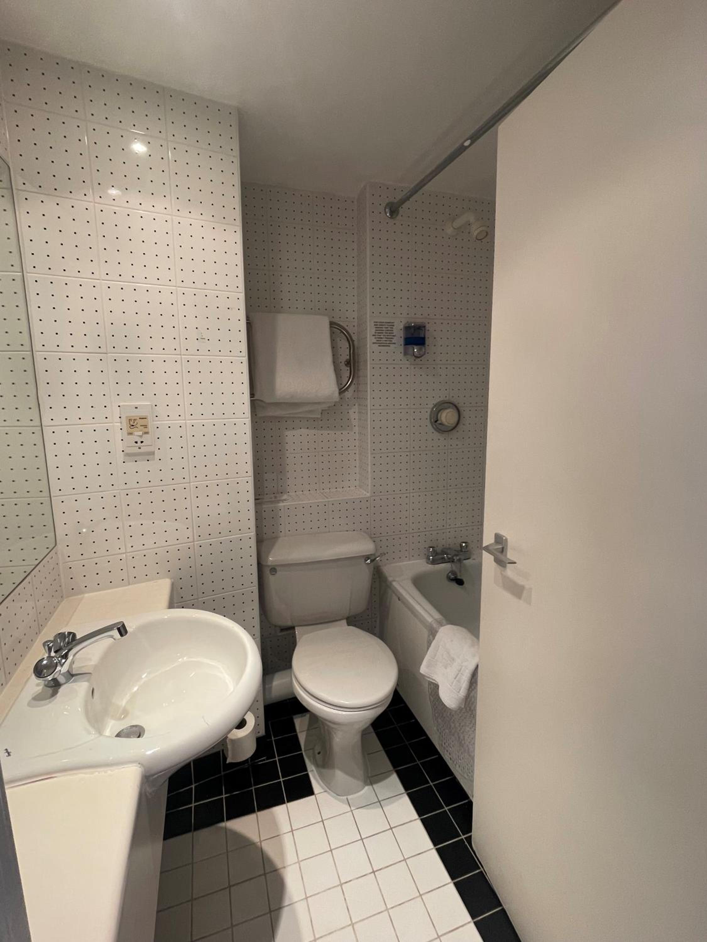 Twin Room - Photo 2
