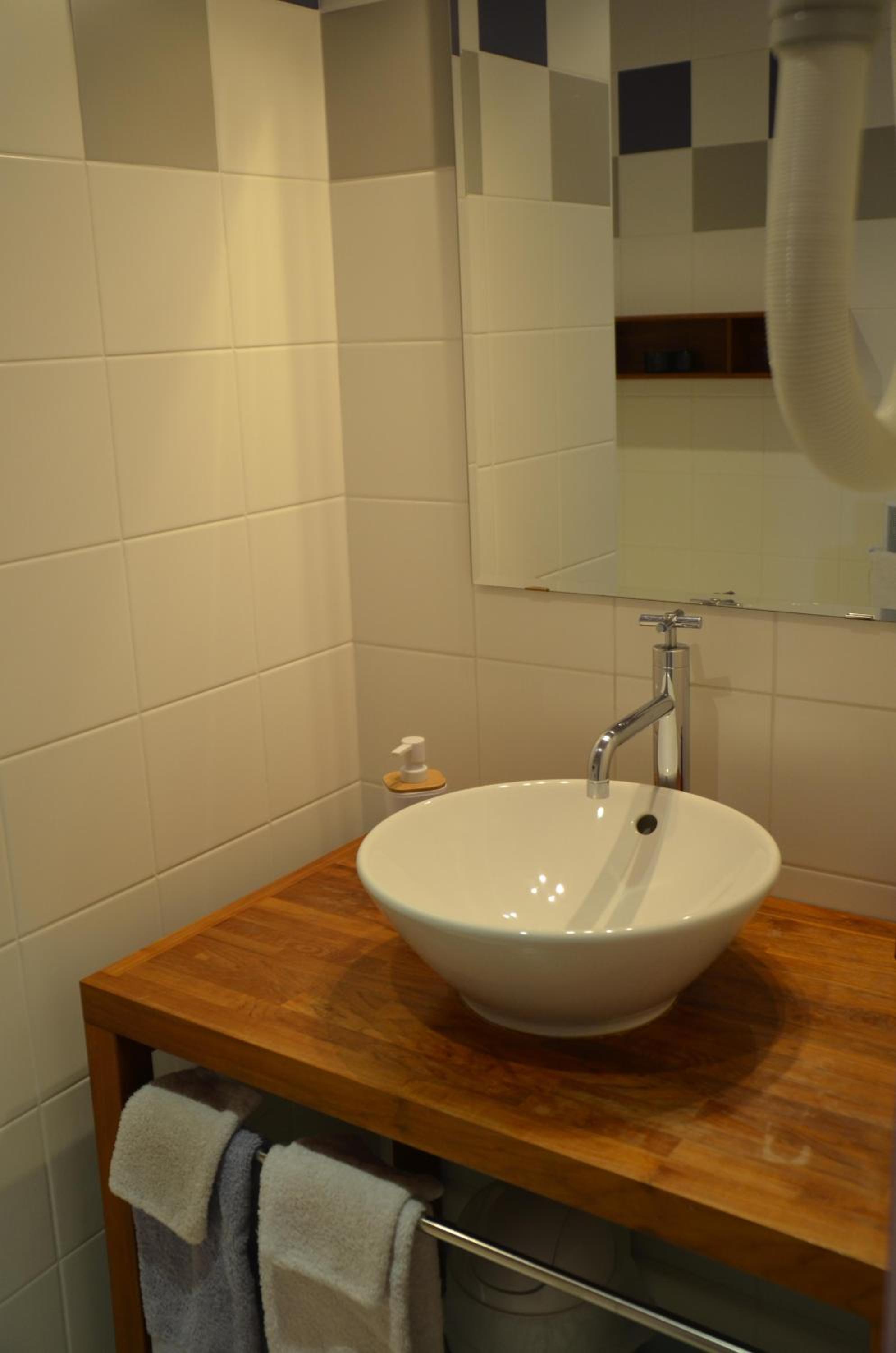 Small Double Room - Photo 13