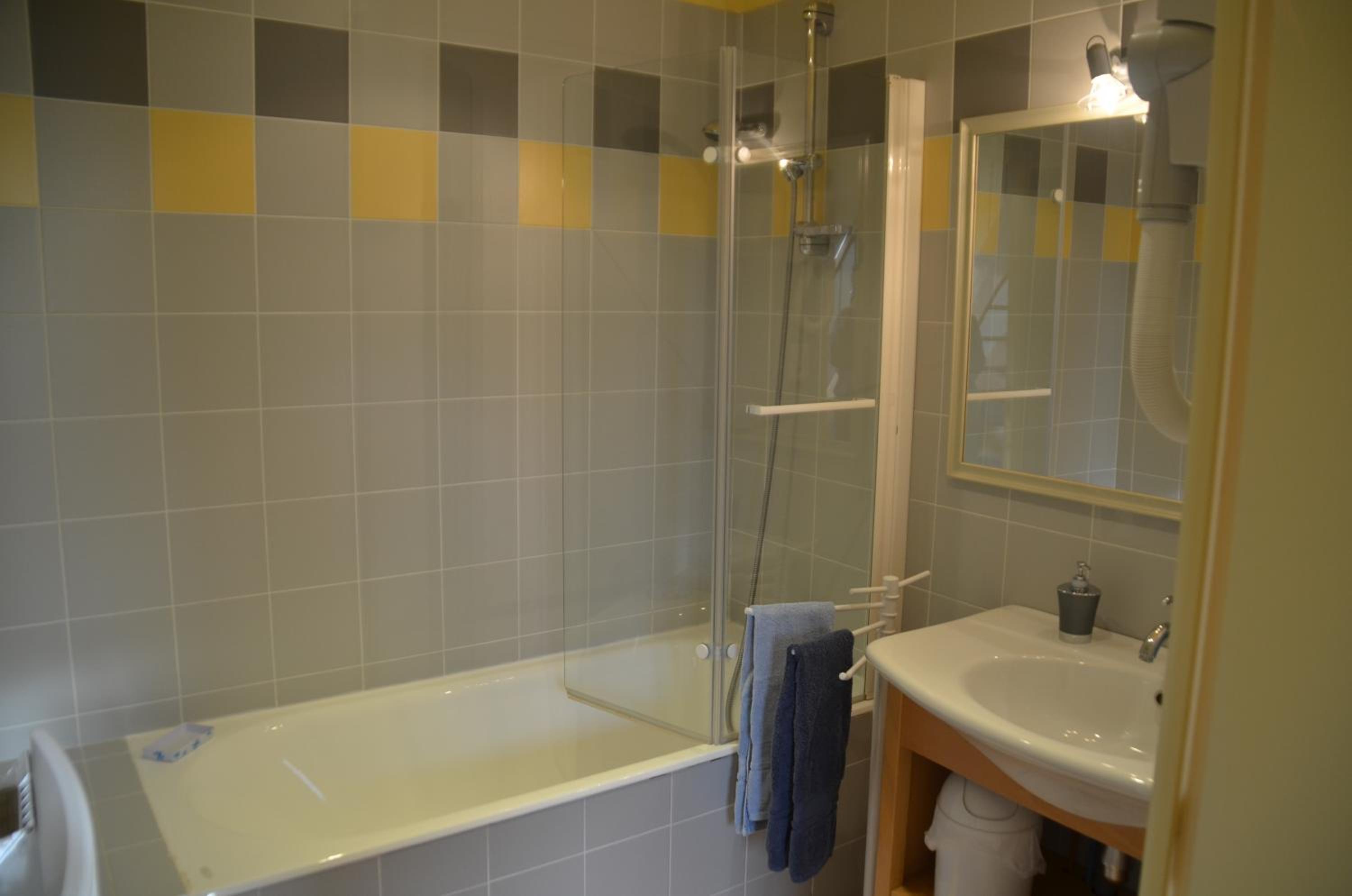 Quadruple Room with Private Bathroom - Photo 15