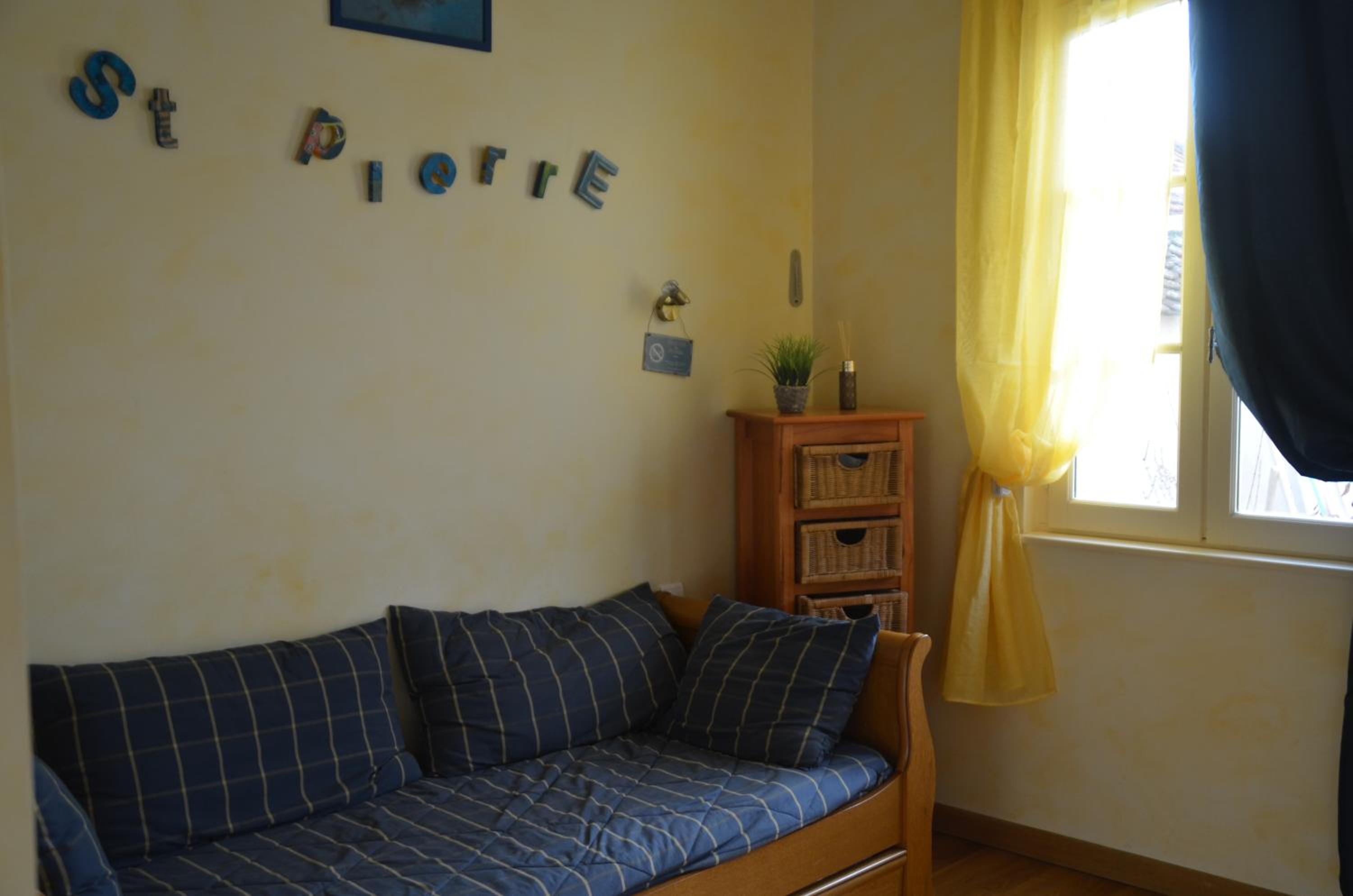 Quadruple Room with Private Bathroom - Photo 17