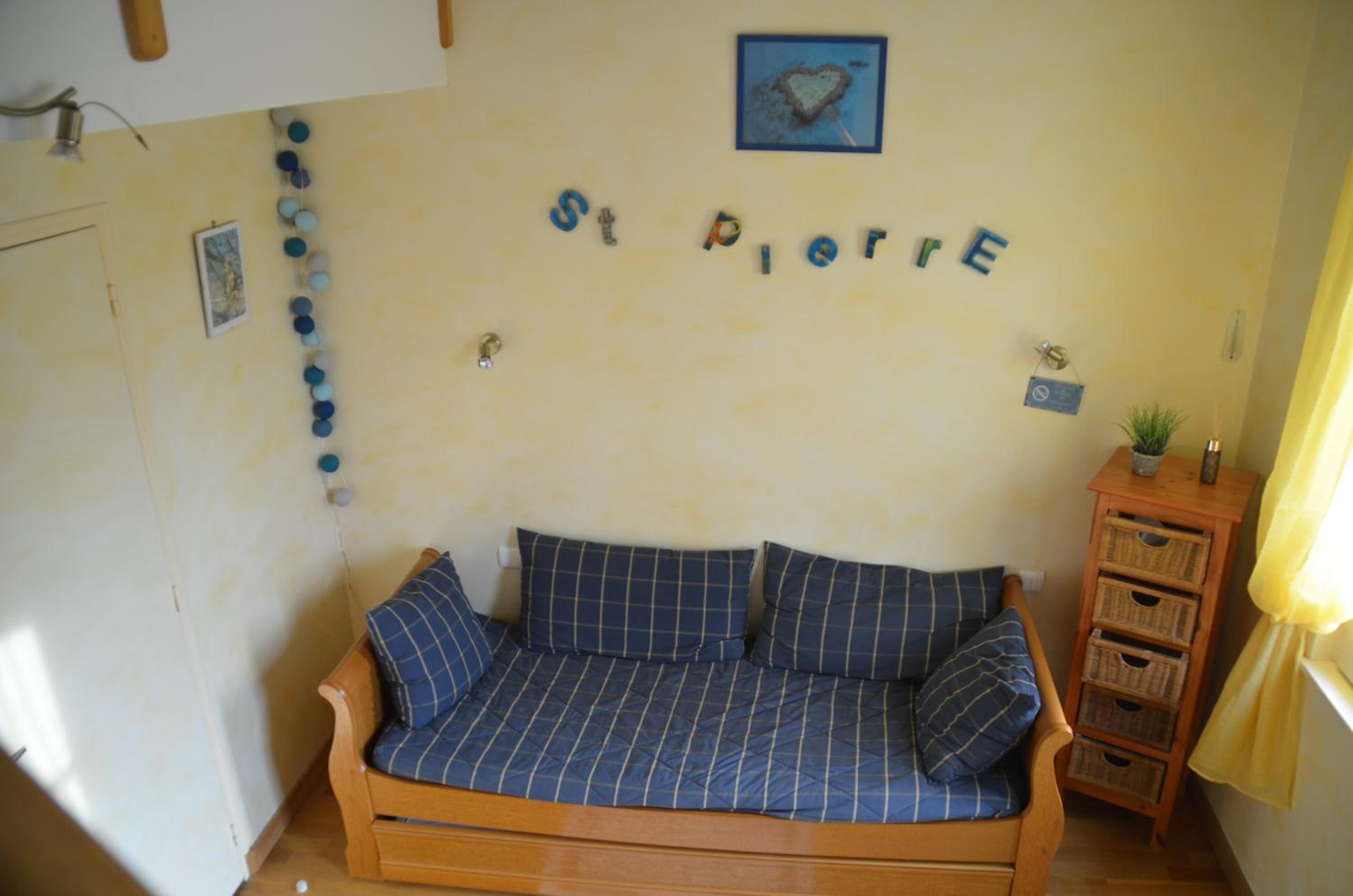 Quadruple Room with Private Bathroom - Photo 16