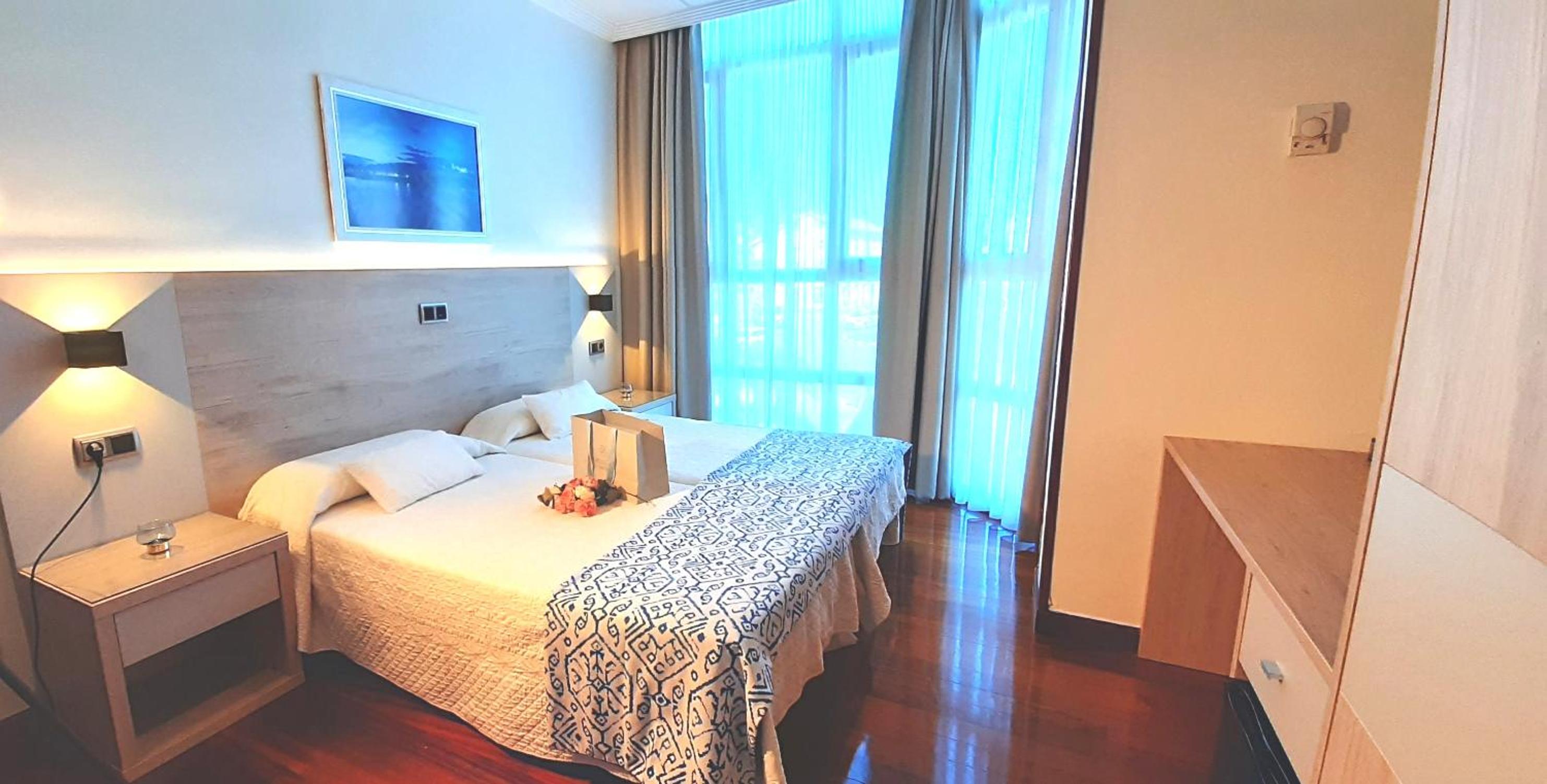 Superior Twin Room with City View photo 2