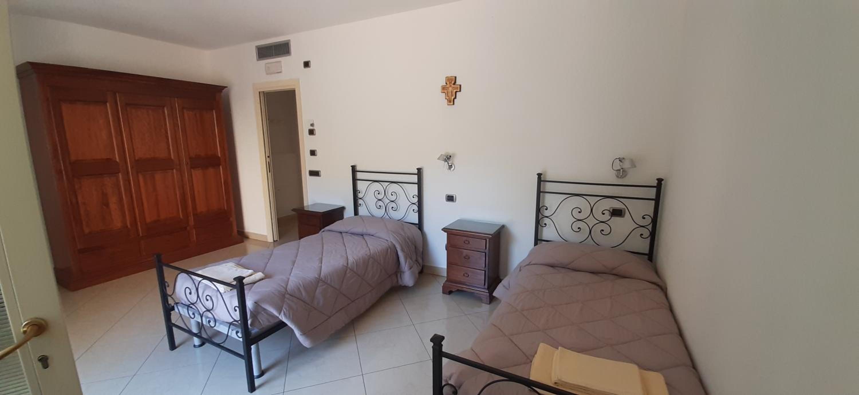 Twin Room - Photo 3