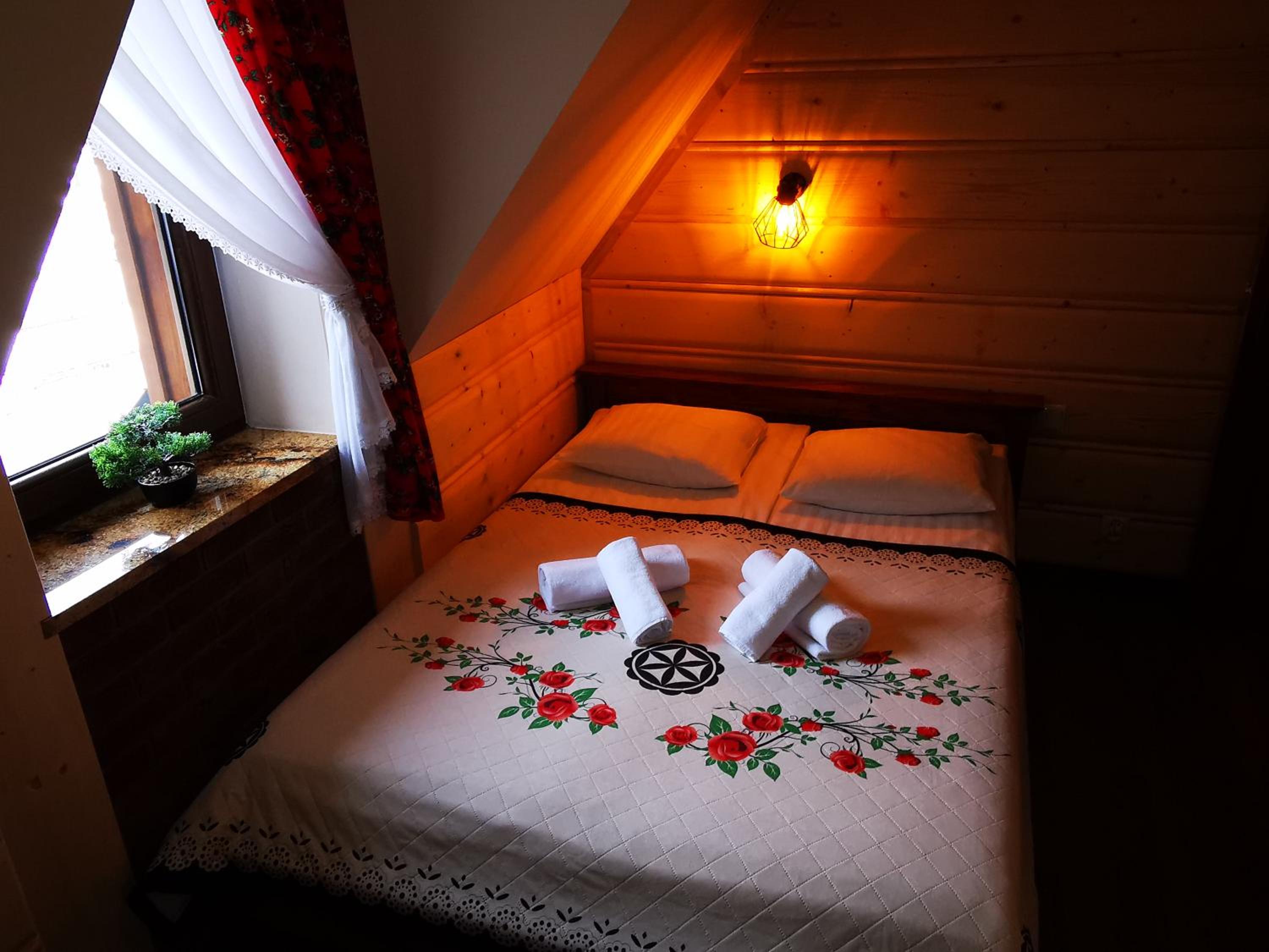 Deluxe Double Room (2 Adults + 1 Child) - Photo 1