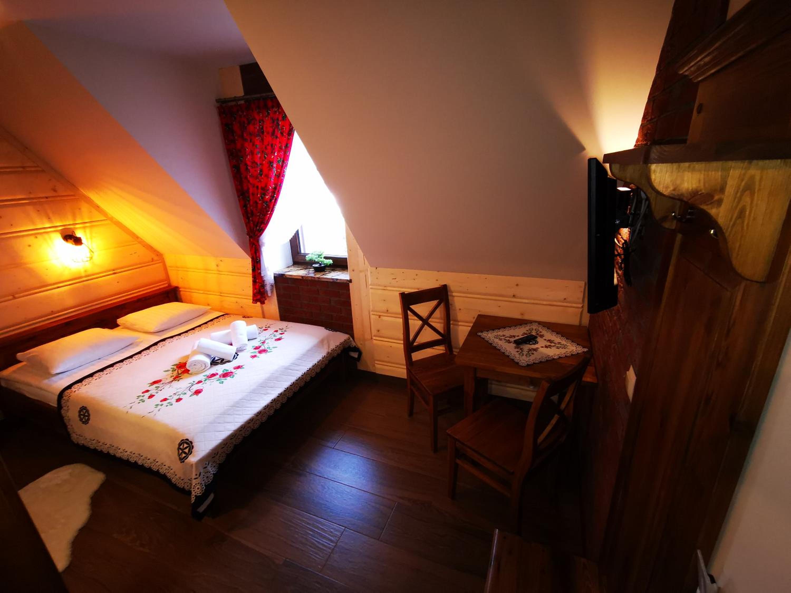 Deluxe Double Room (2 Adults + 1 Child) - Photo 2