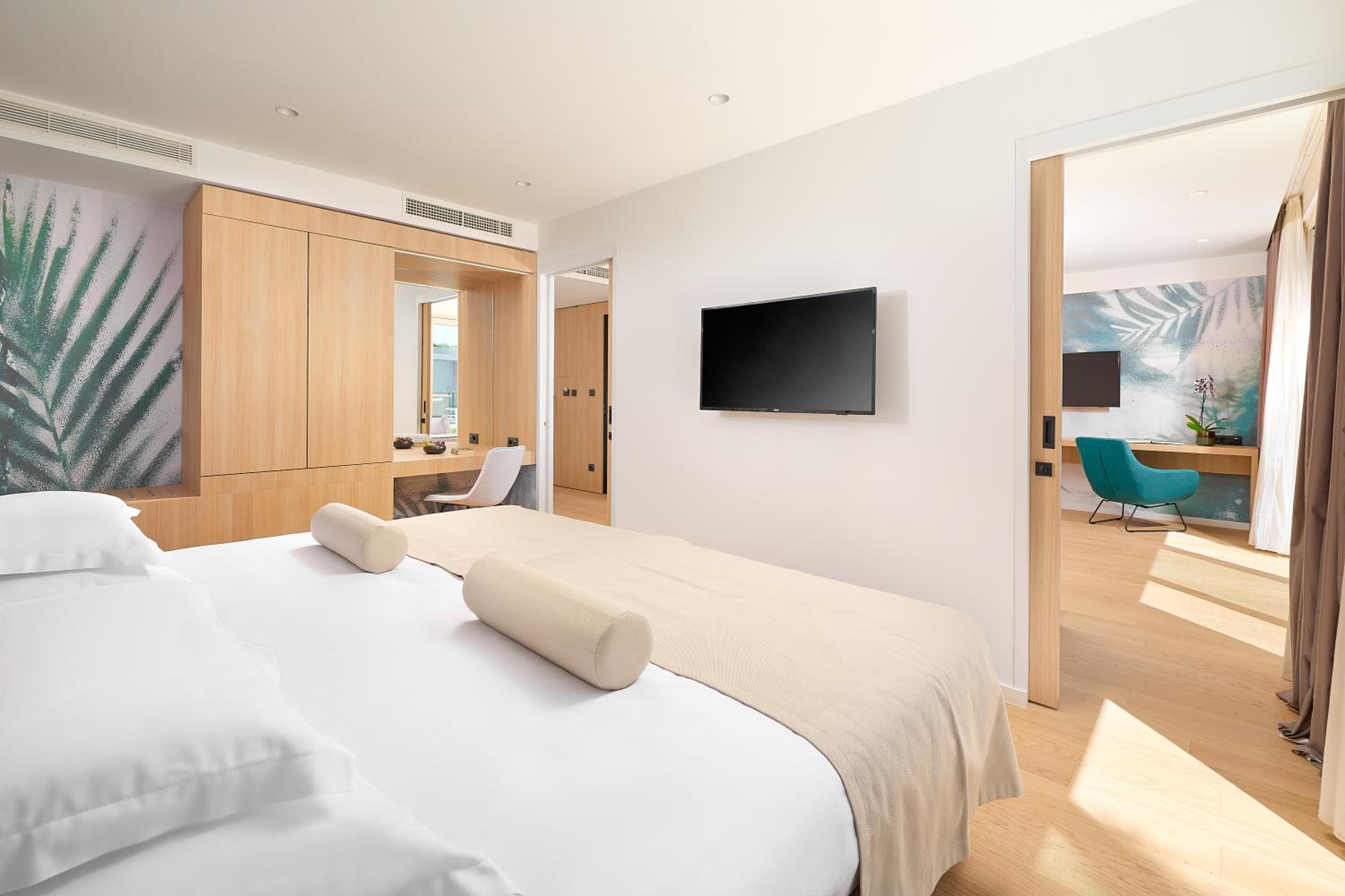 One-bedroom apartment with balcony and partial sea view