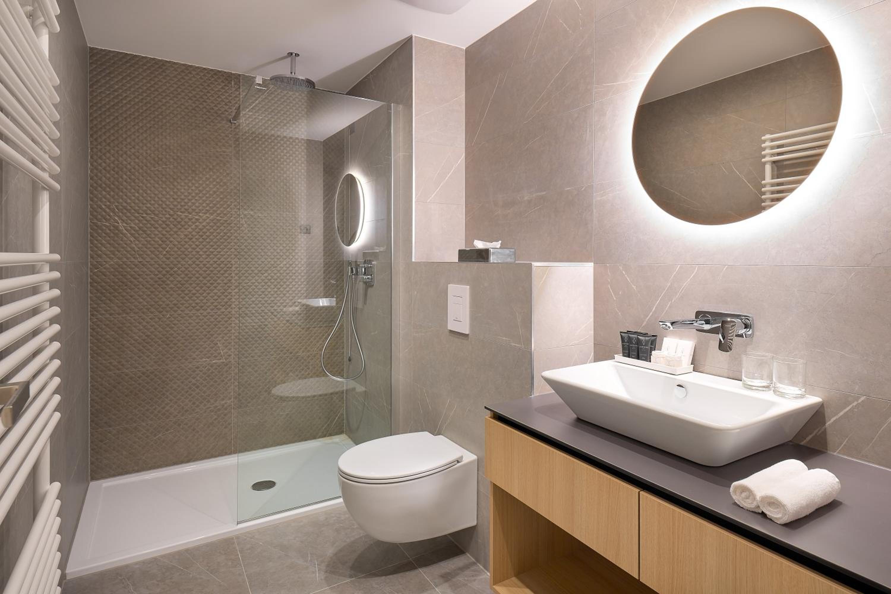 One-bedroom apartment with balcony and partial sea view photo 2