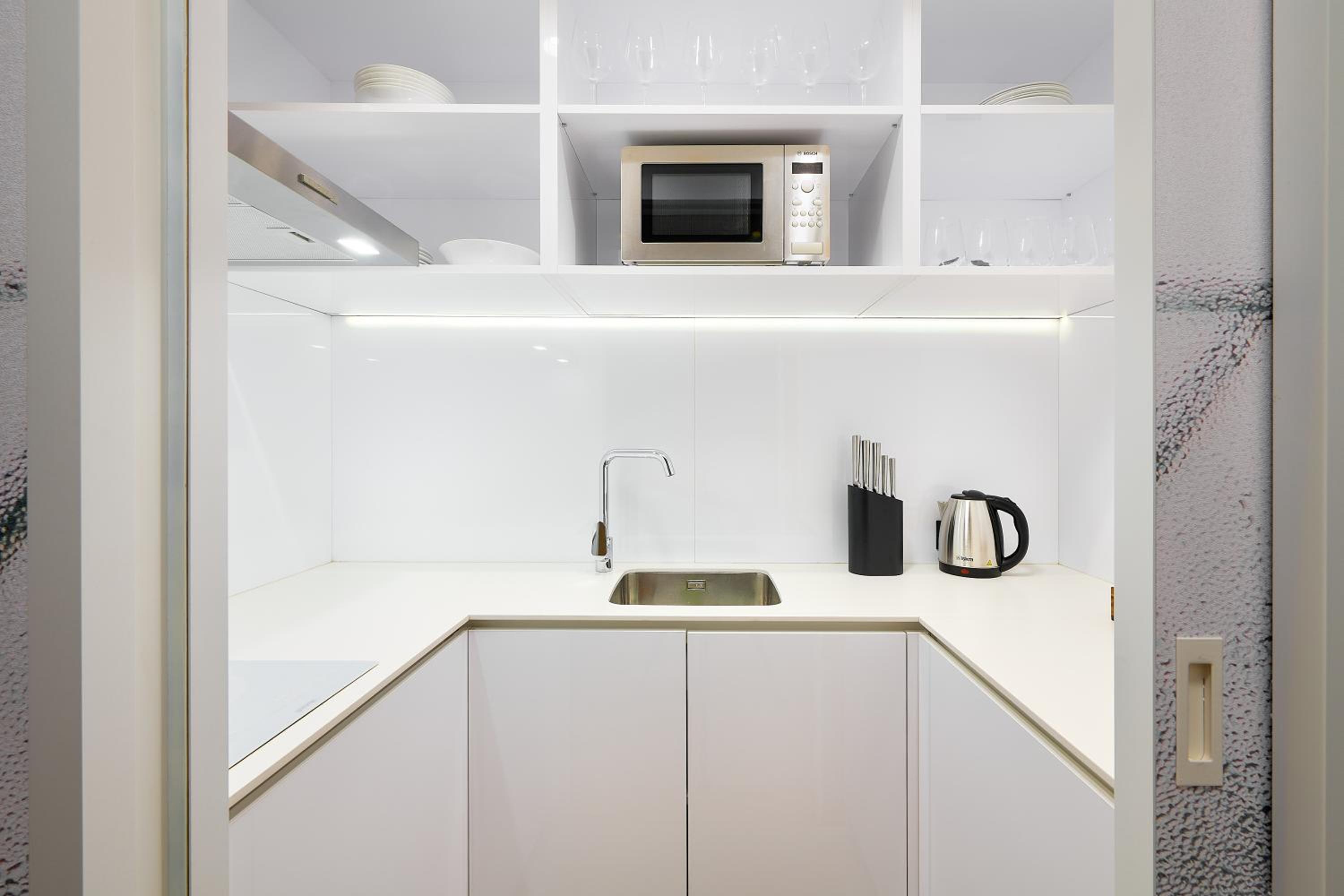 One-bedroom apartment with balcony and partial sea view photo 2