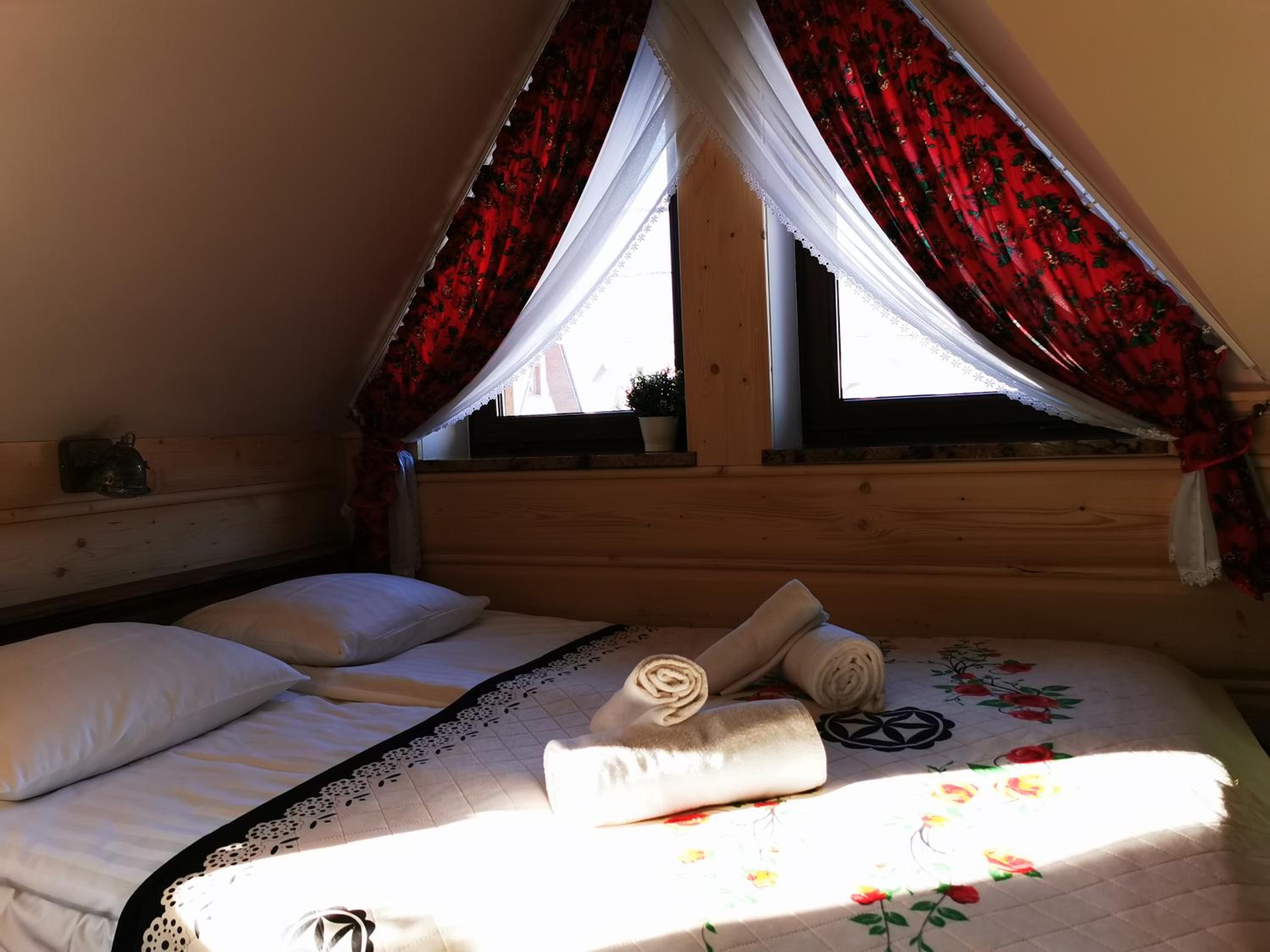 Deluxe Double Room (2 Adults + 1 Child) - Photo 3