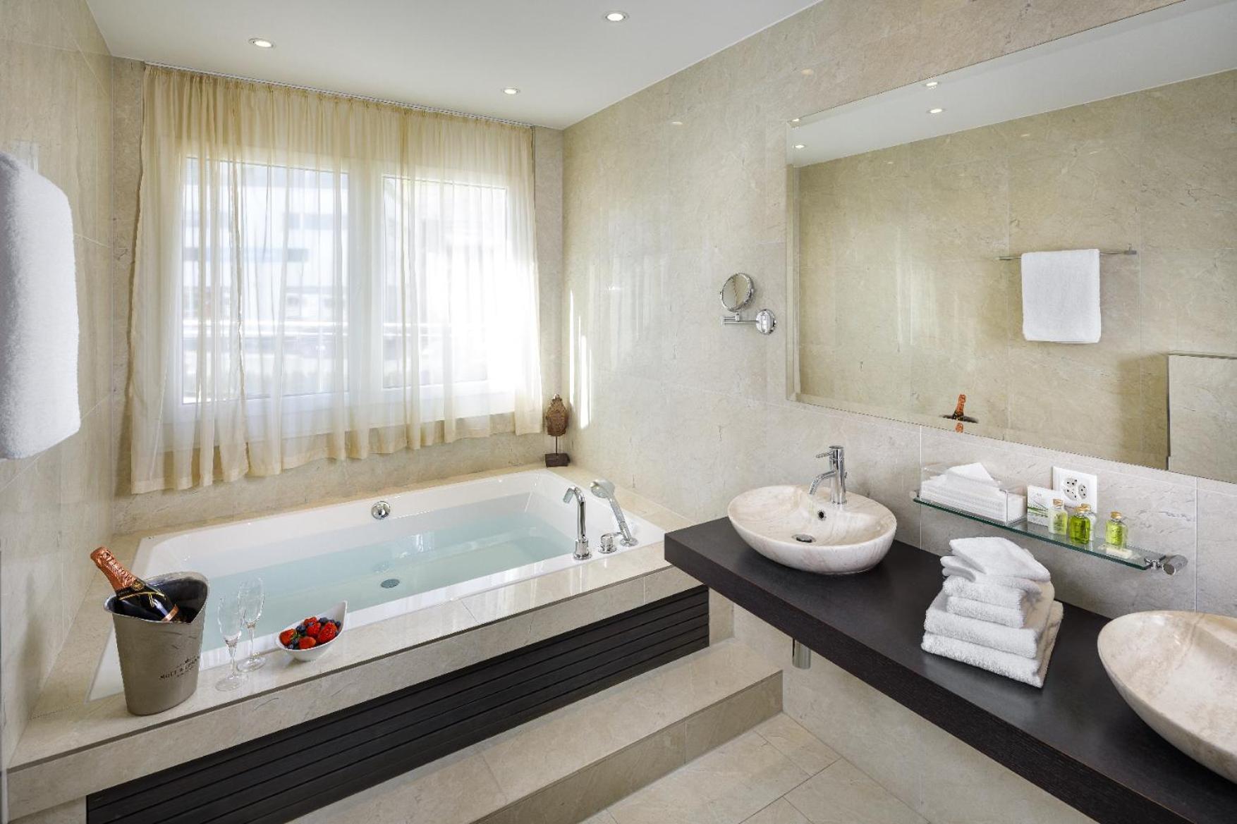 Junior Suite Deluxe with Bathtub for 2 People and Air Con - Photo 4