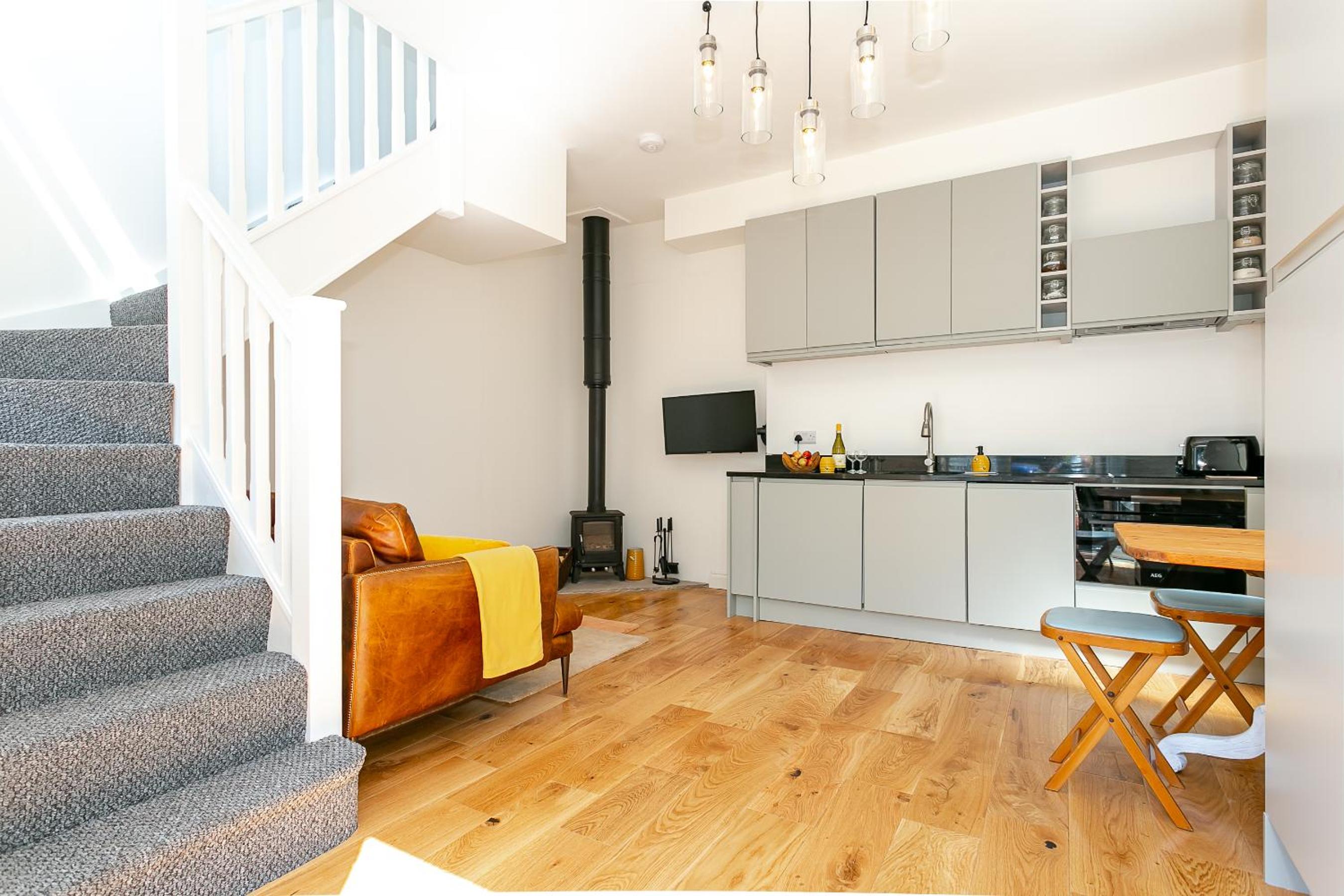 Two-Bedroom House - Photo 2