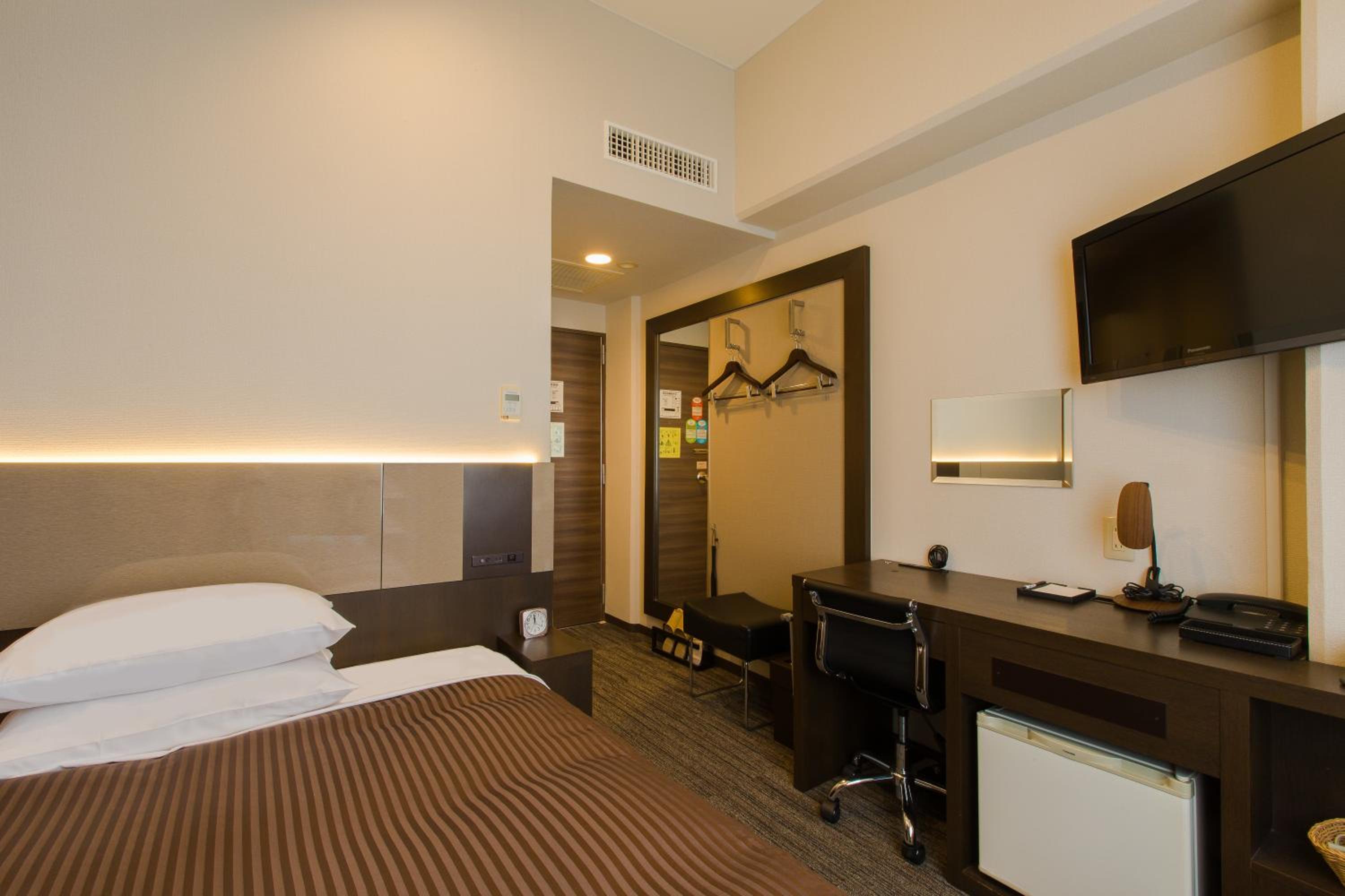 Economy Double Room - Non-Smoking thumbnail 5