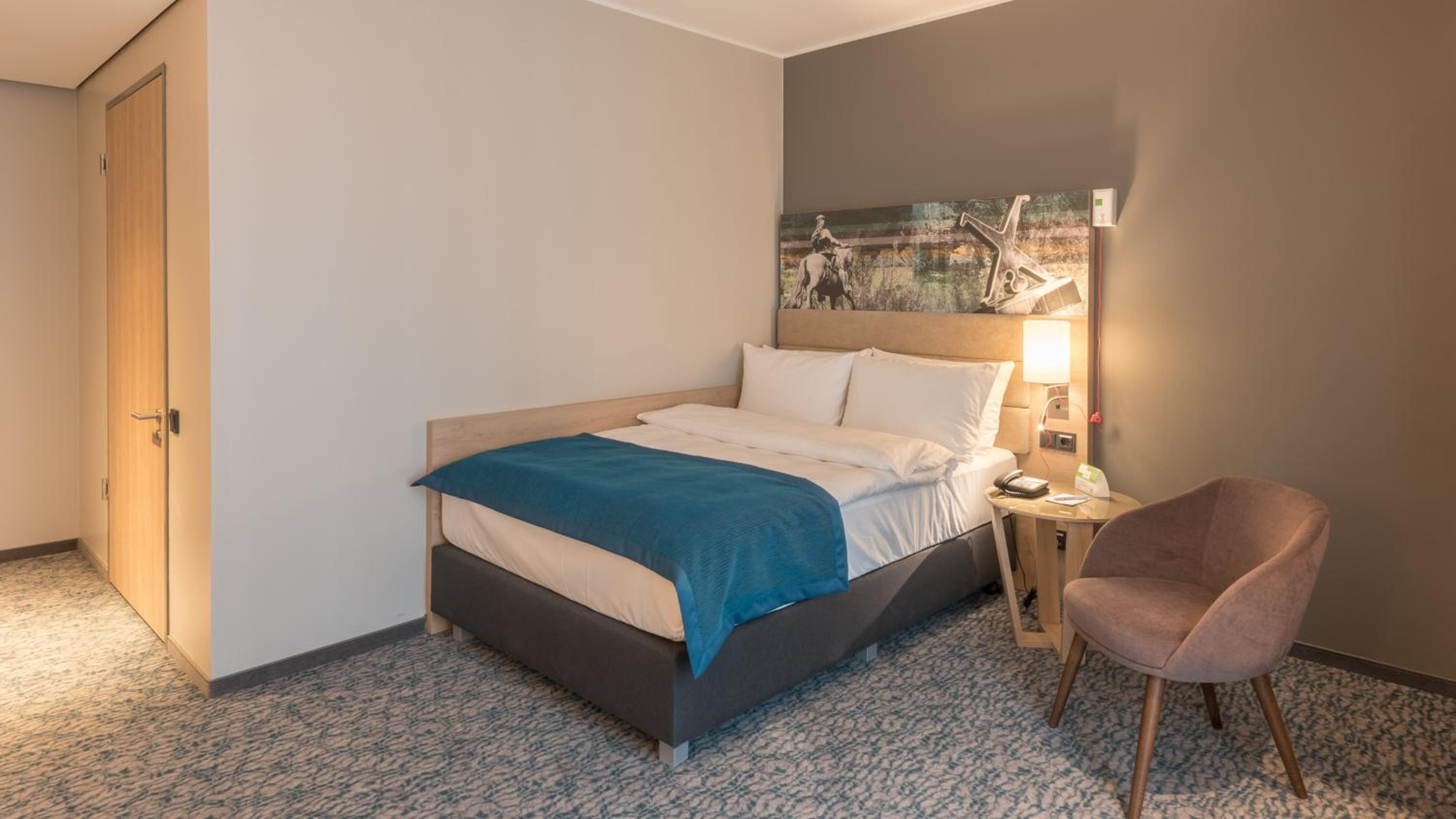 Queen Room - Accessible thumbnail 6