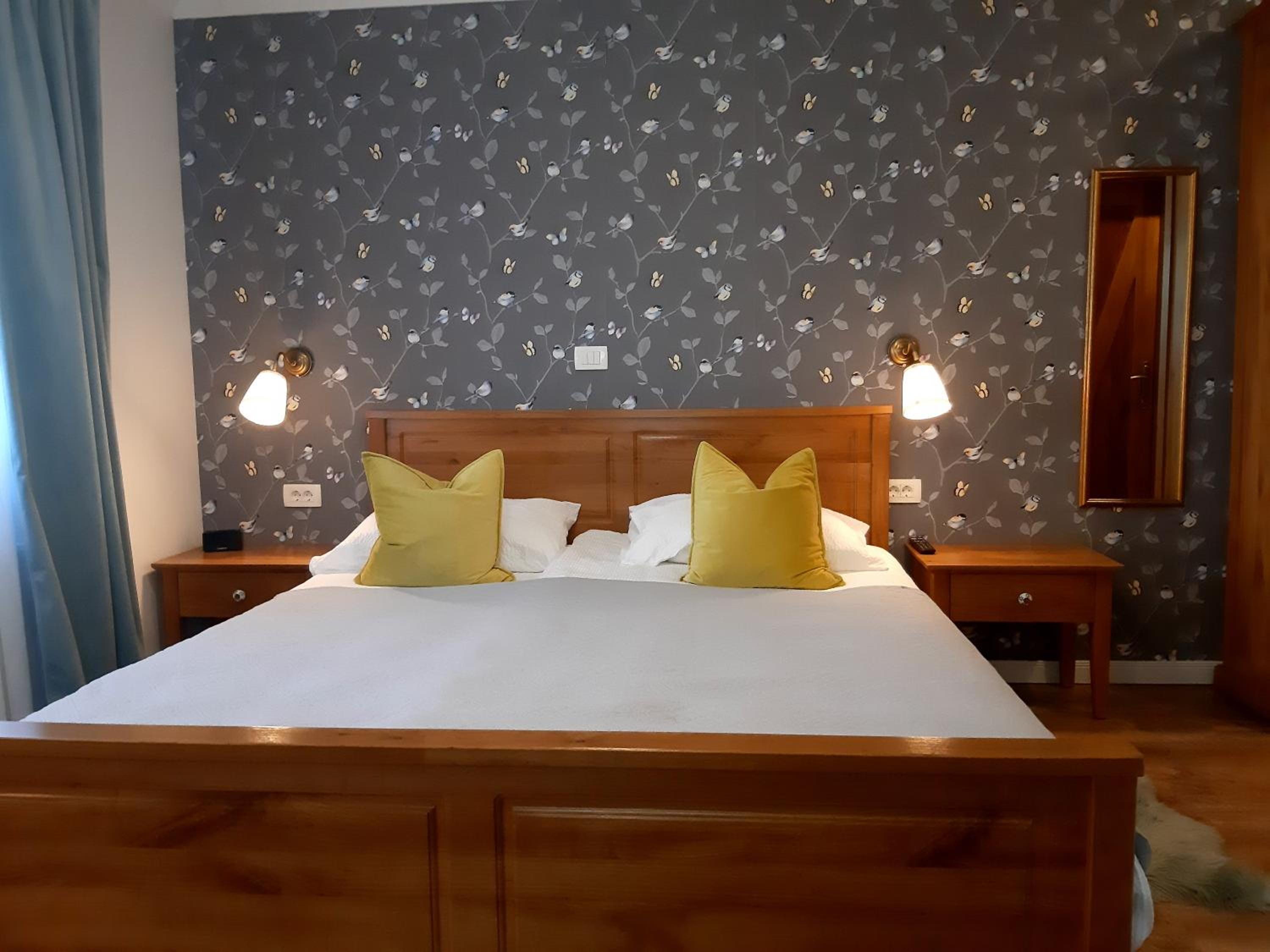 Deluxe Family Room - Birds