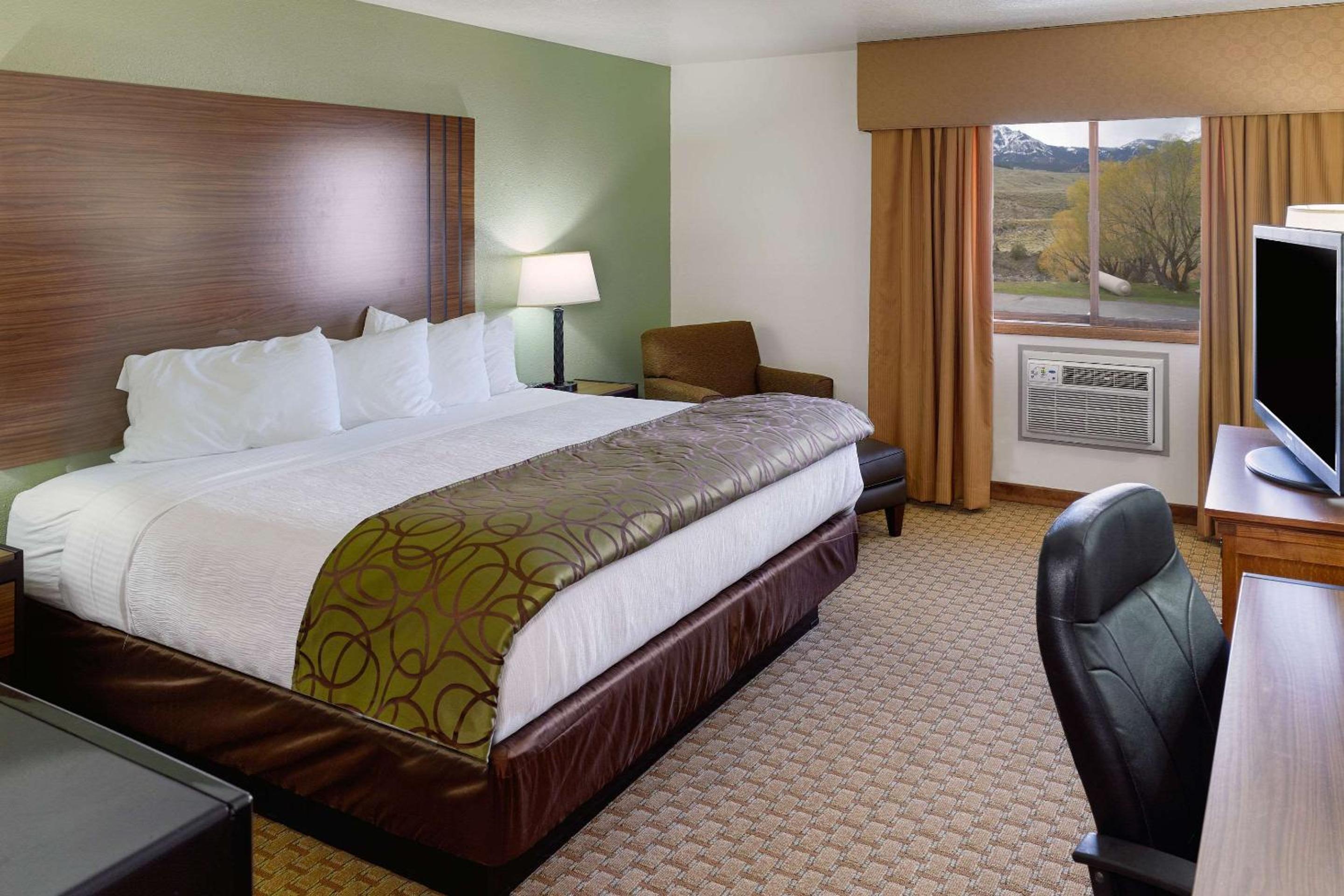 King Room with Mountain View - Non-Smoking photo 3