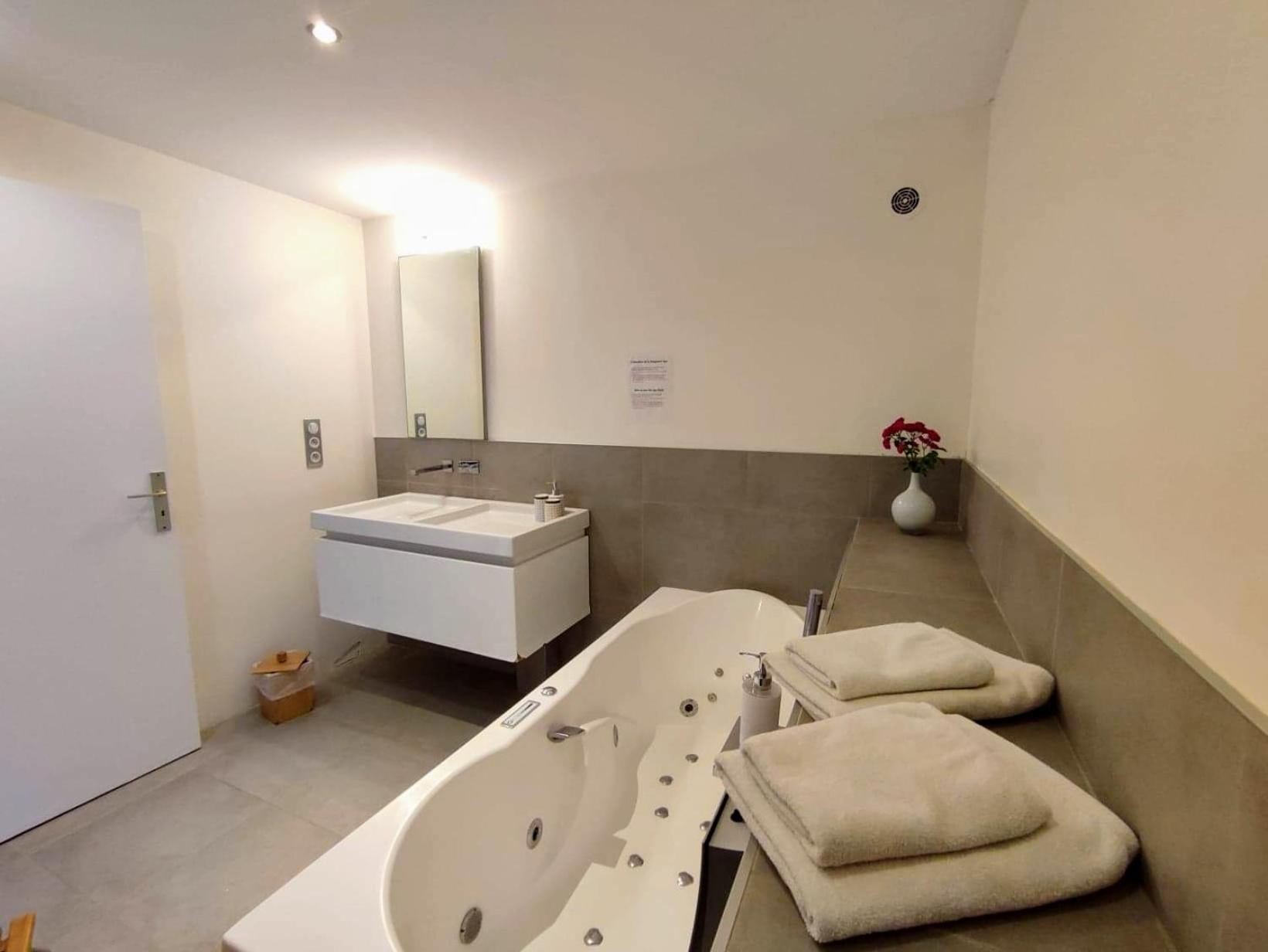 King Room with Spa Bath photo 2