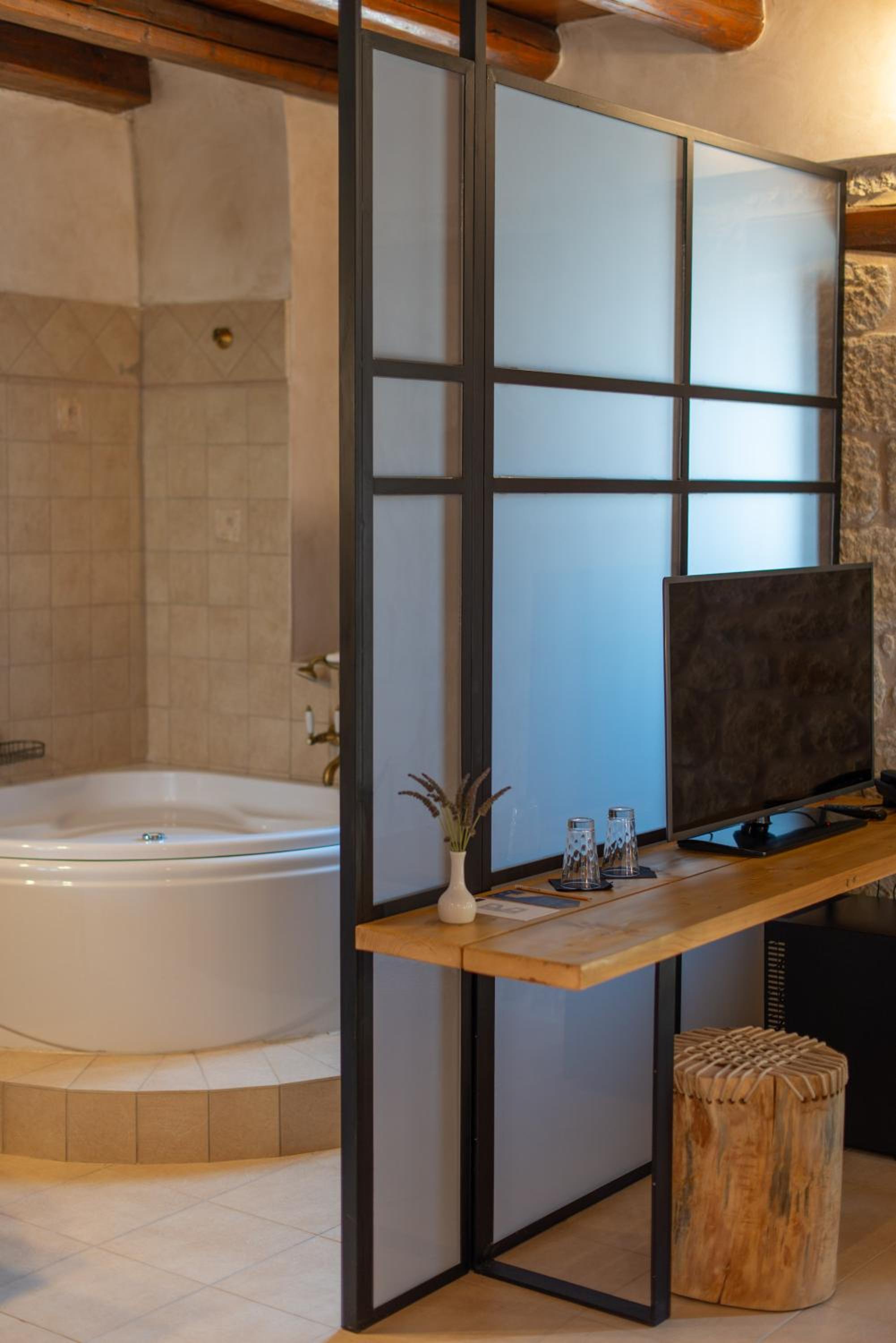 Suite with Jetted Tub and Sea View photo 2
