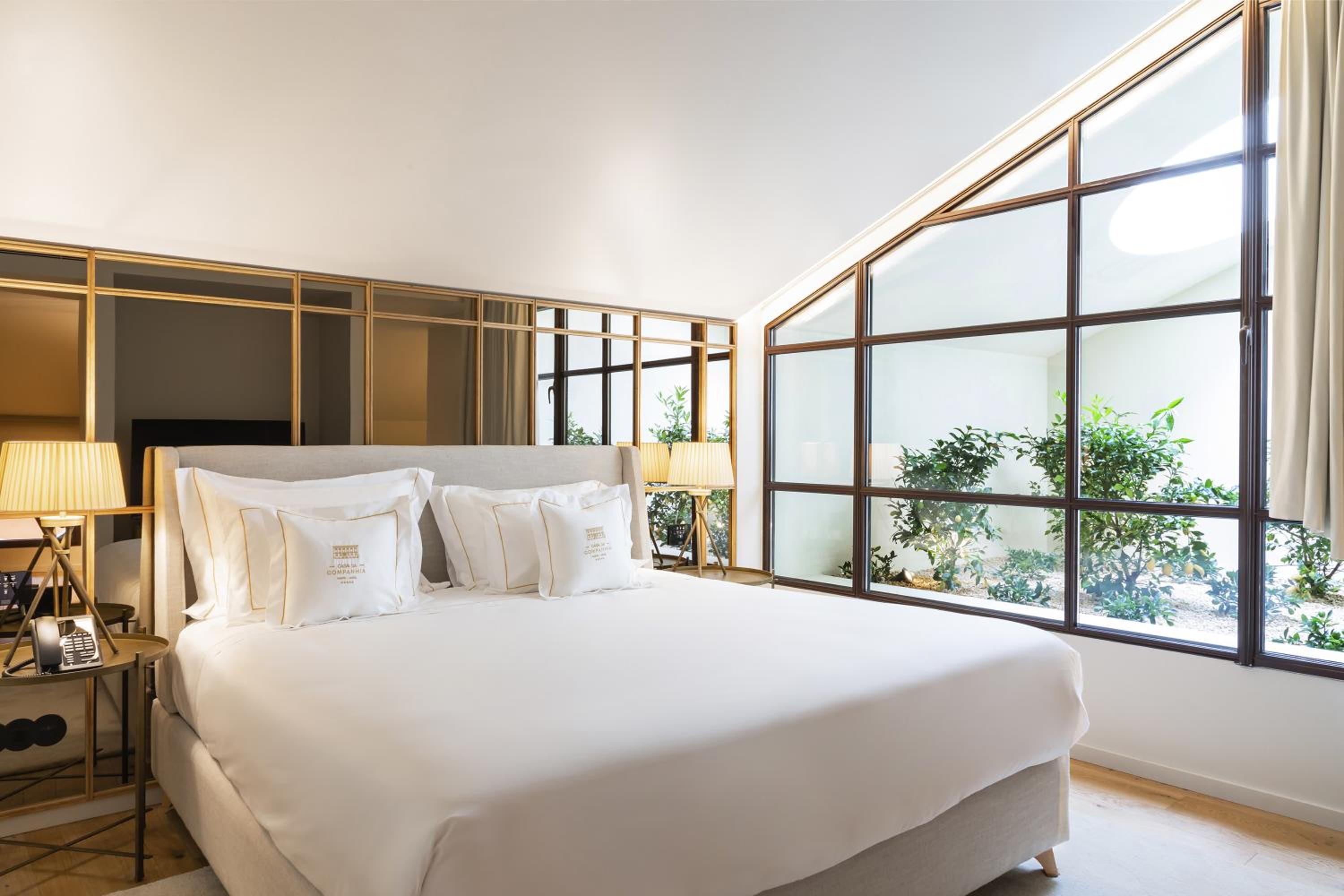 Premium King Room - Photo 9