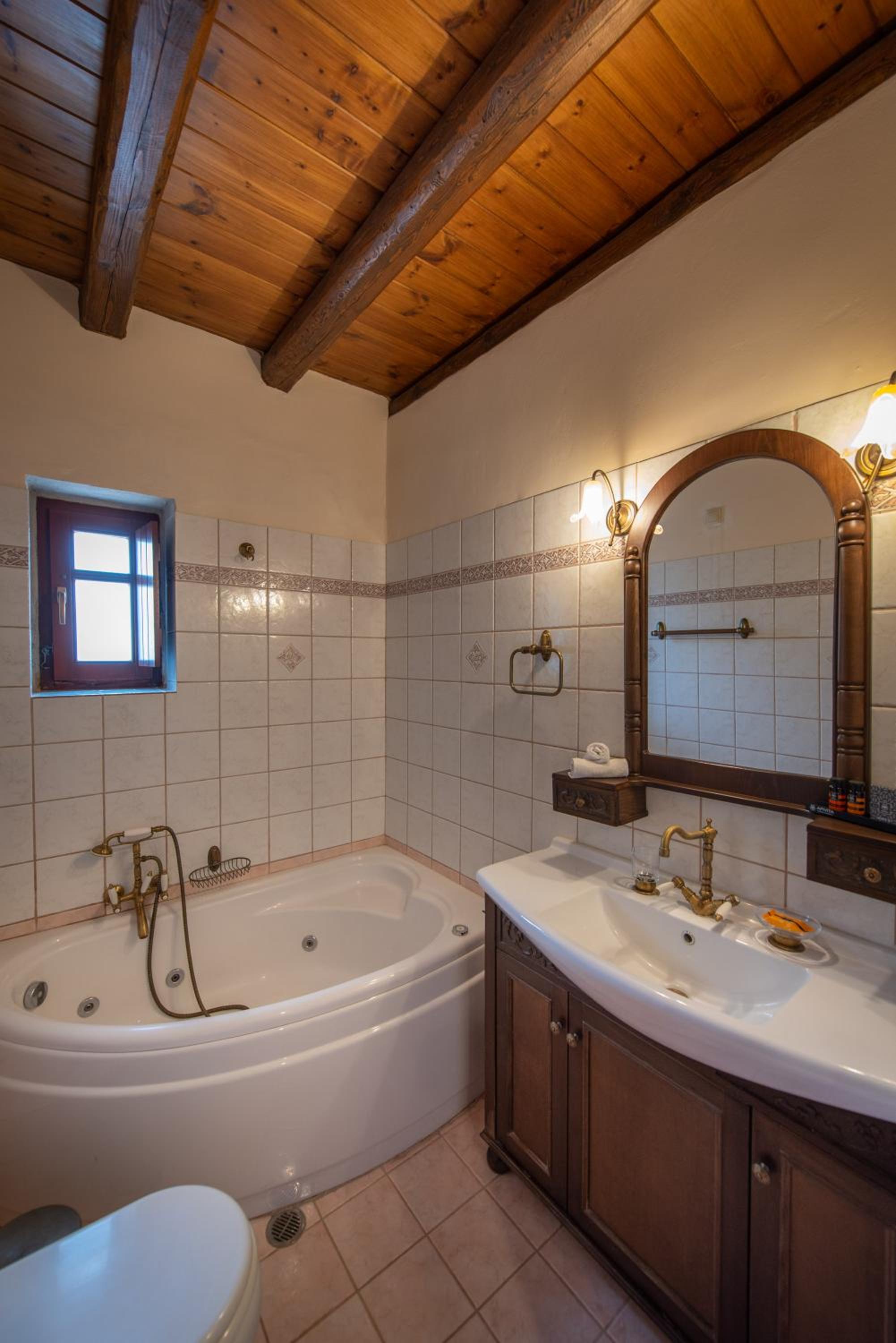 Suite with Jetted Tub and Side Sea View - Photo 10