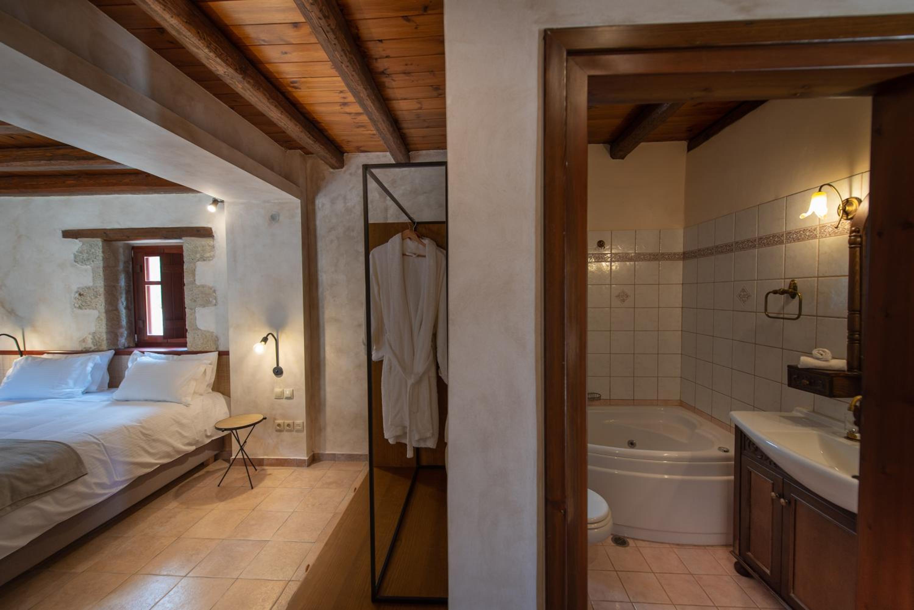 Suite with Jetted Tub and Side Sea View - Photo 9