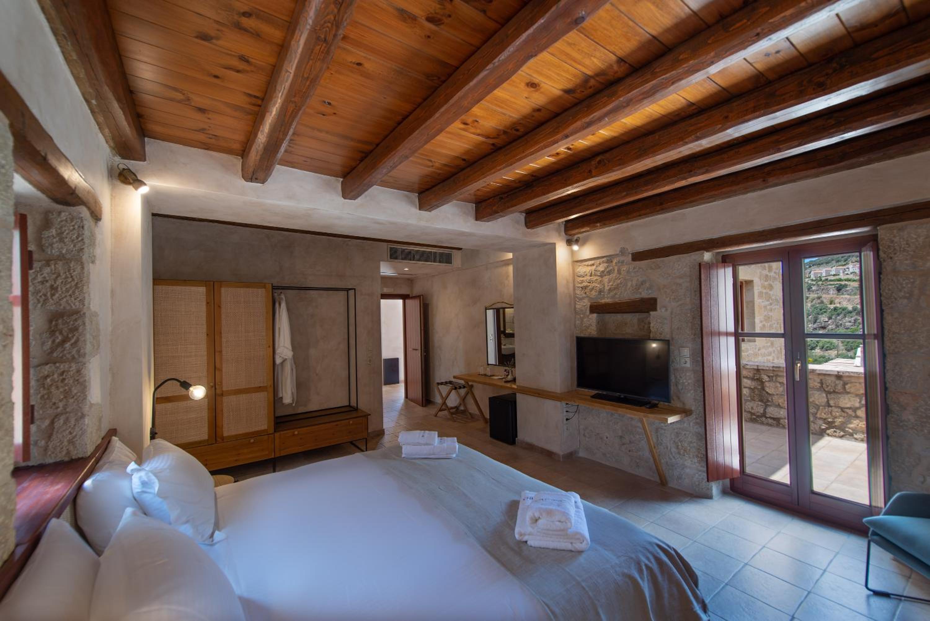 Suite with Jetted Tub and Side Sea View - Photo 7