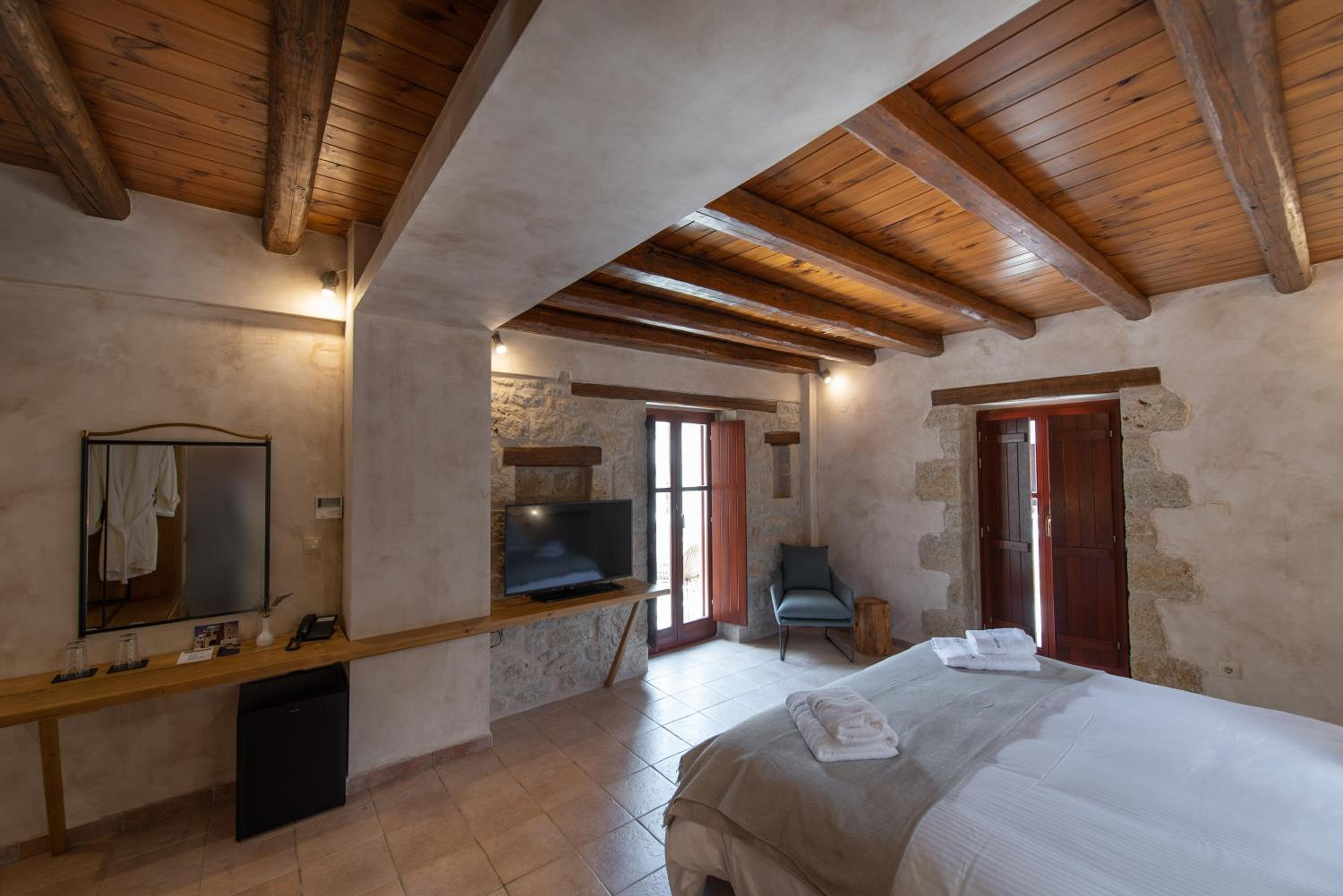Suite with Jetted Tub and Side Sea View - Photo 3