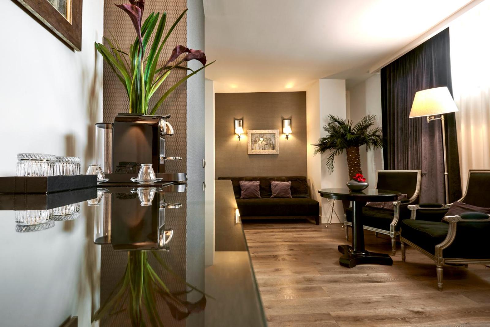 Suite Room - Photo 13