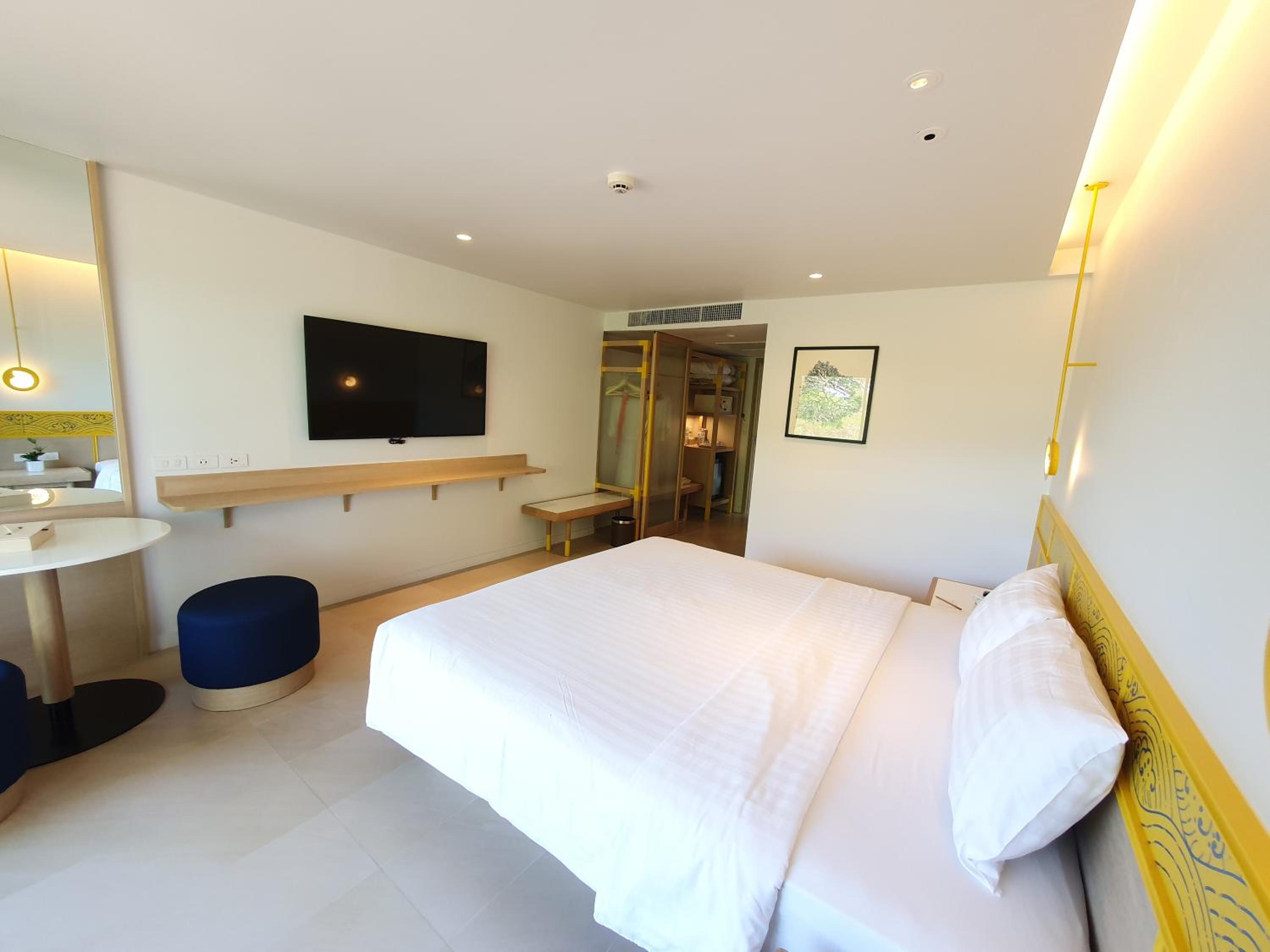 Deluxe King Room with Garden View - Photo 4