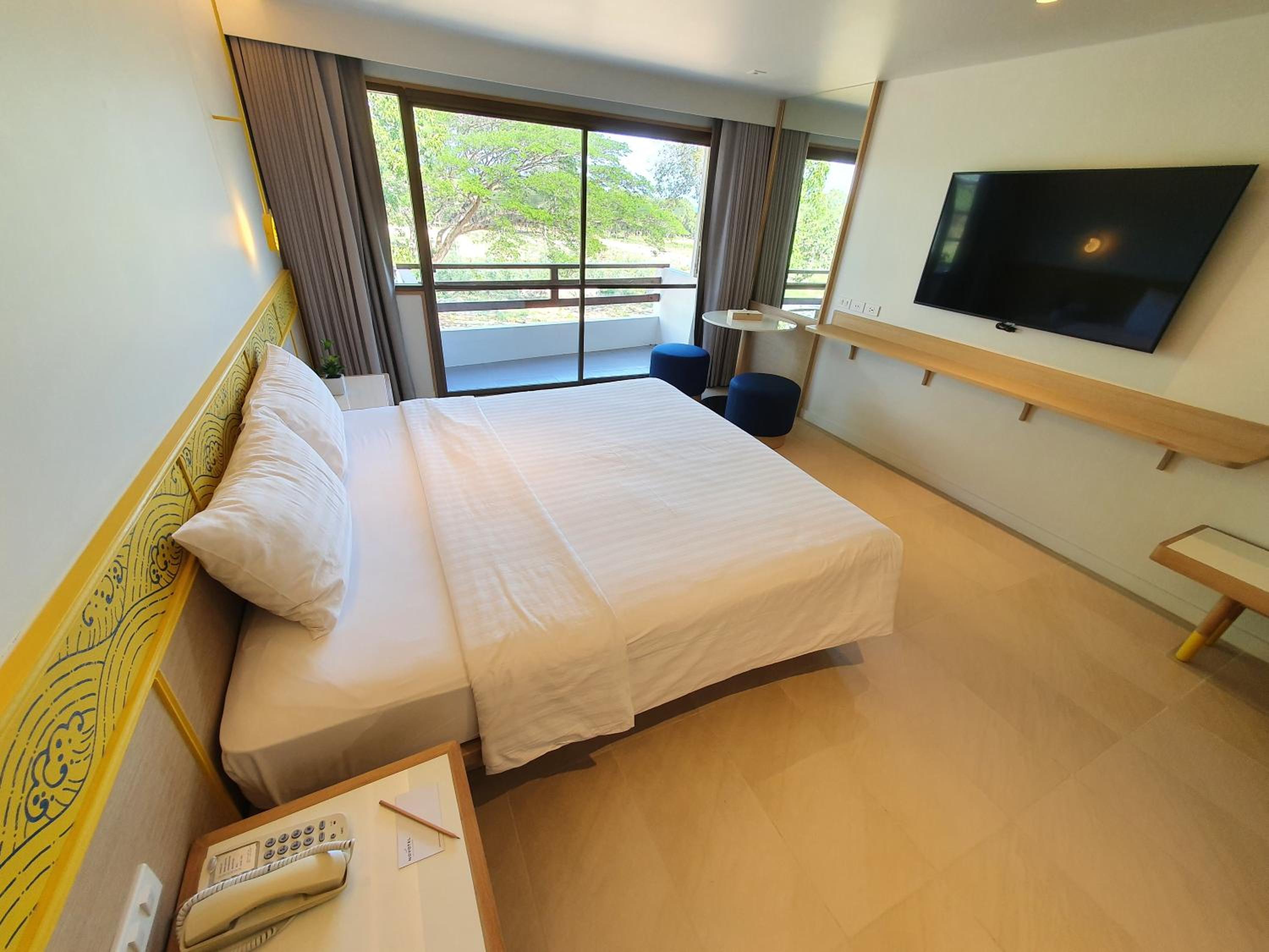 Deluxe King Room with Garden View - Photo 2