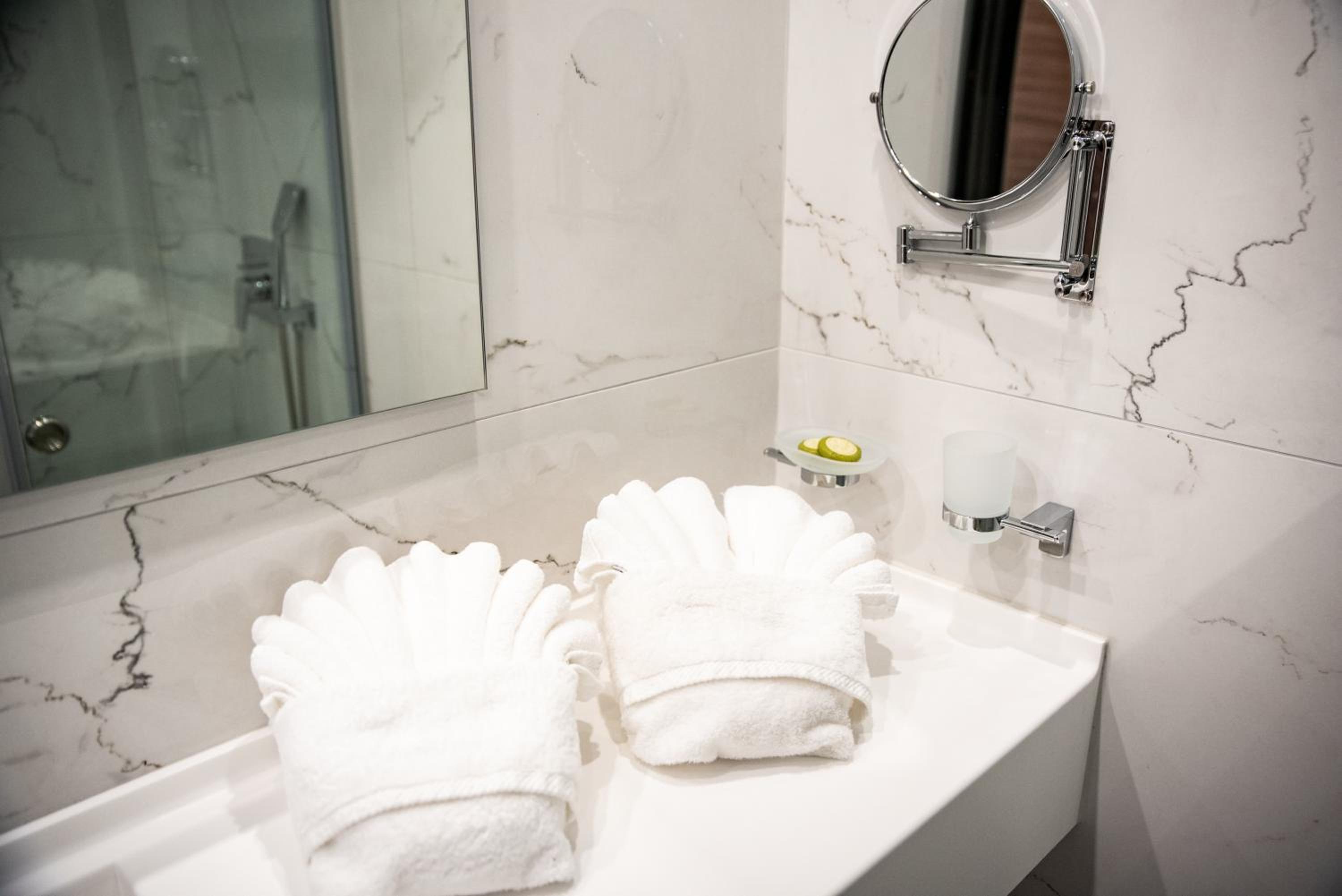 Deluxe Triple Room - Photo 9