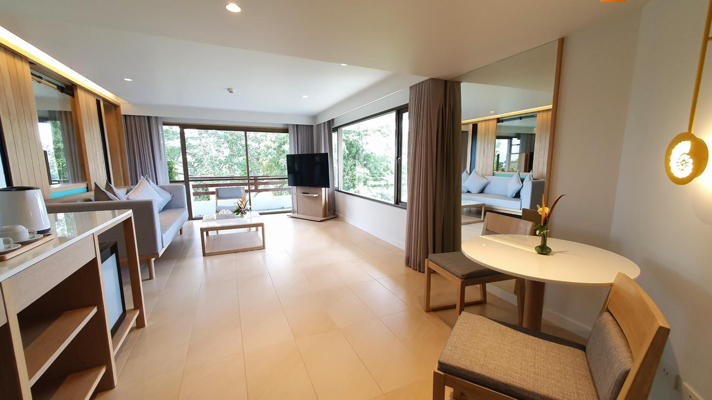 Superior King Suite with Living Room and Sea View - Photo 5