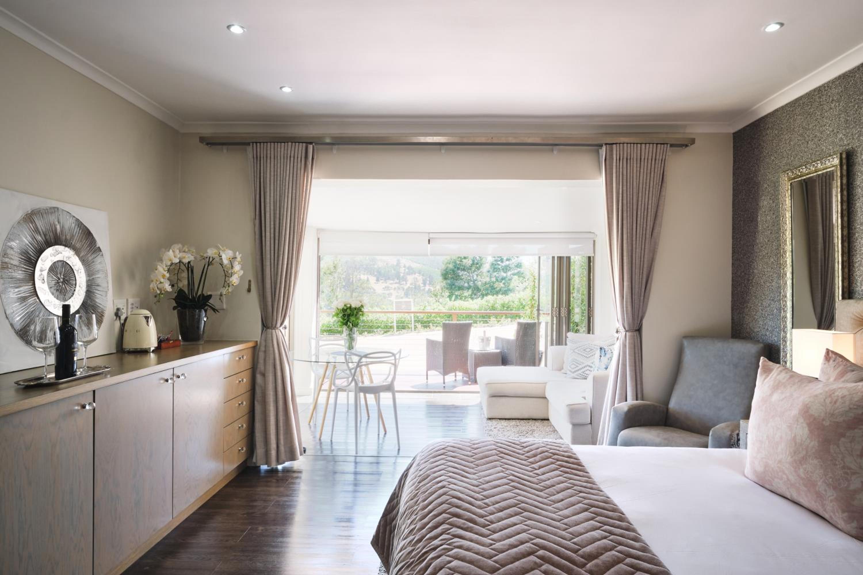 Luxury Suite - Photo 6