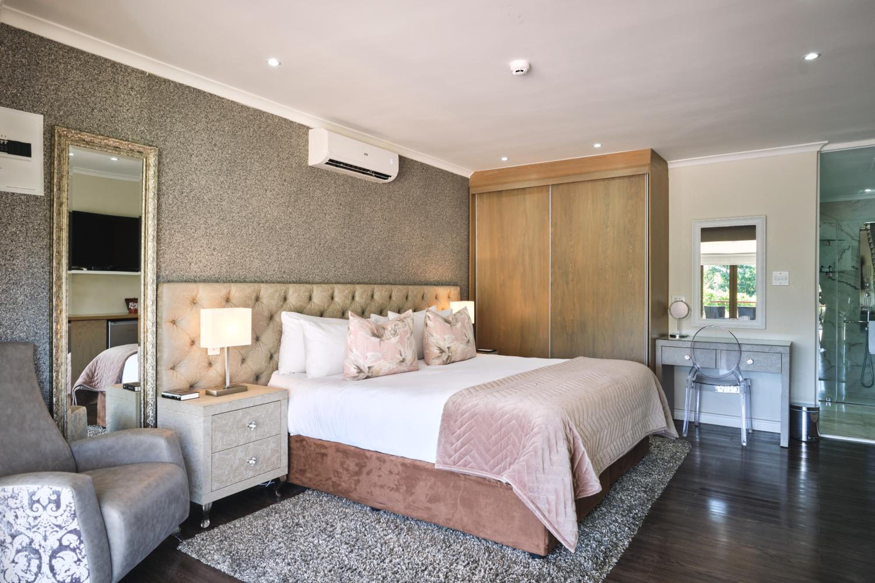 Luxury Suite - Photo 5