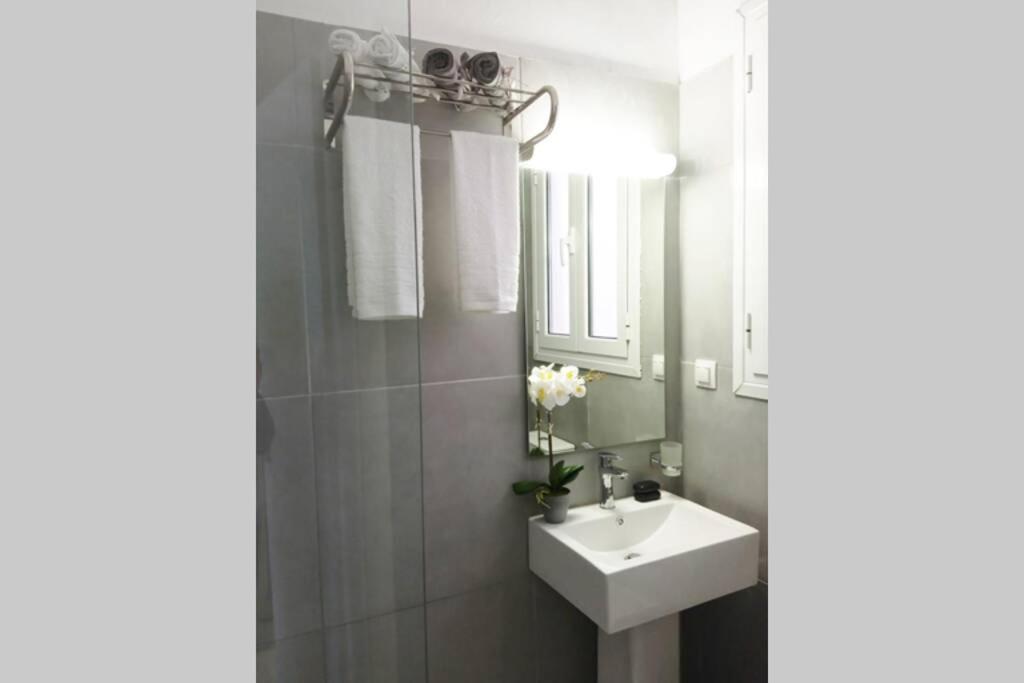 One-Bedroom Apartment - Photo 2