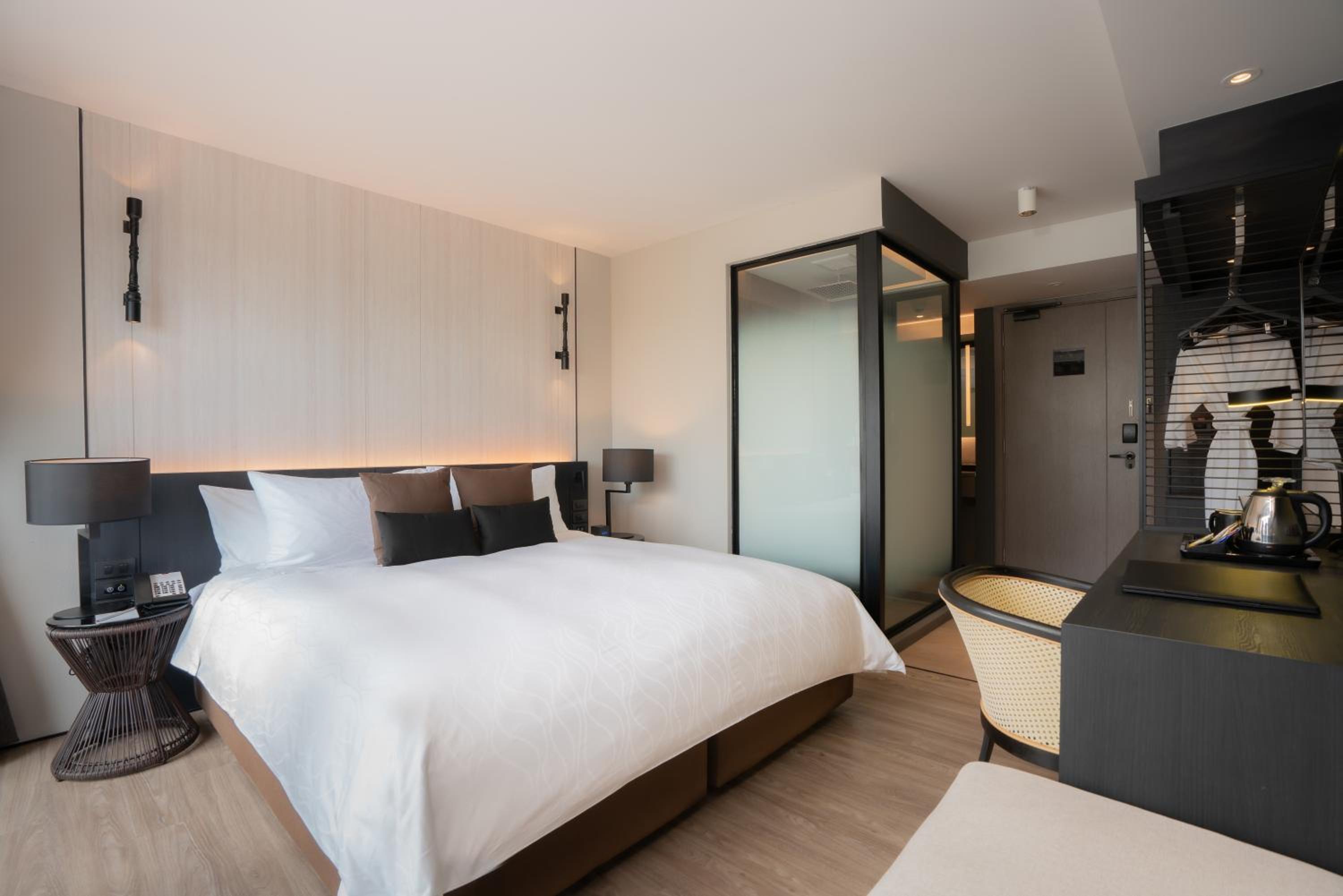 Deluxe King Room - Photo 5
