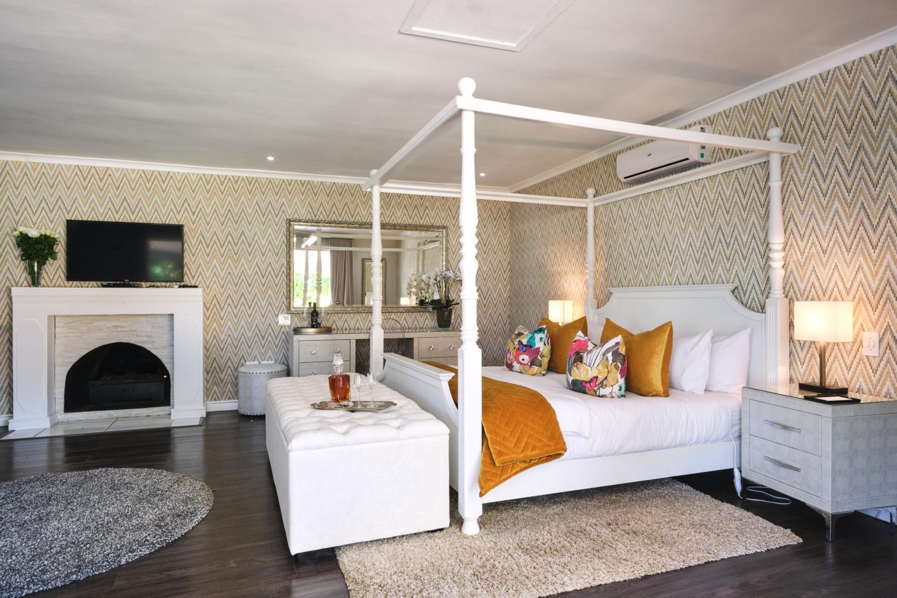 Executive Suite - Photo 3