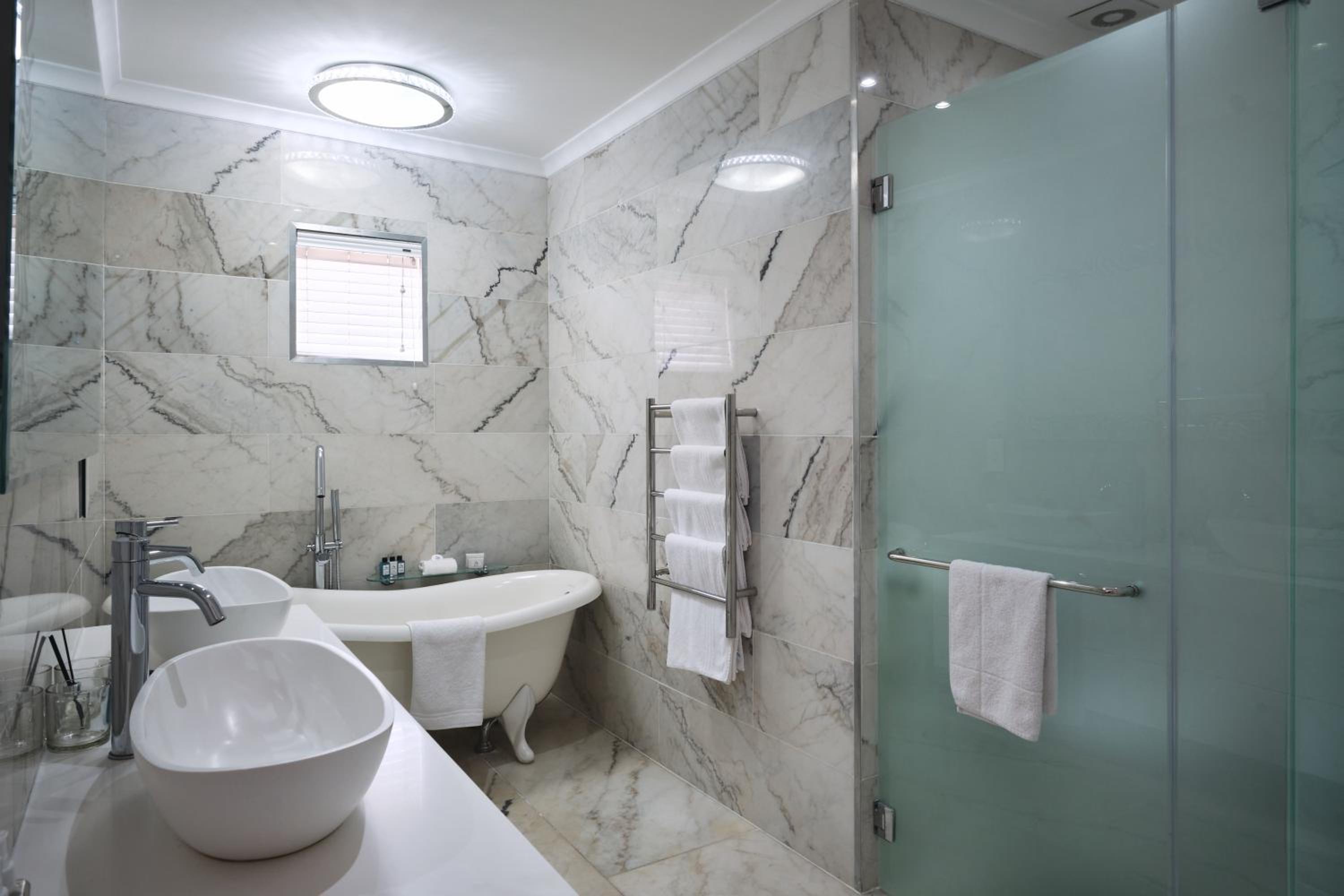 Luxury Suite - Photo 4