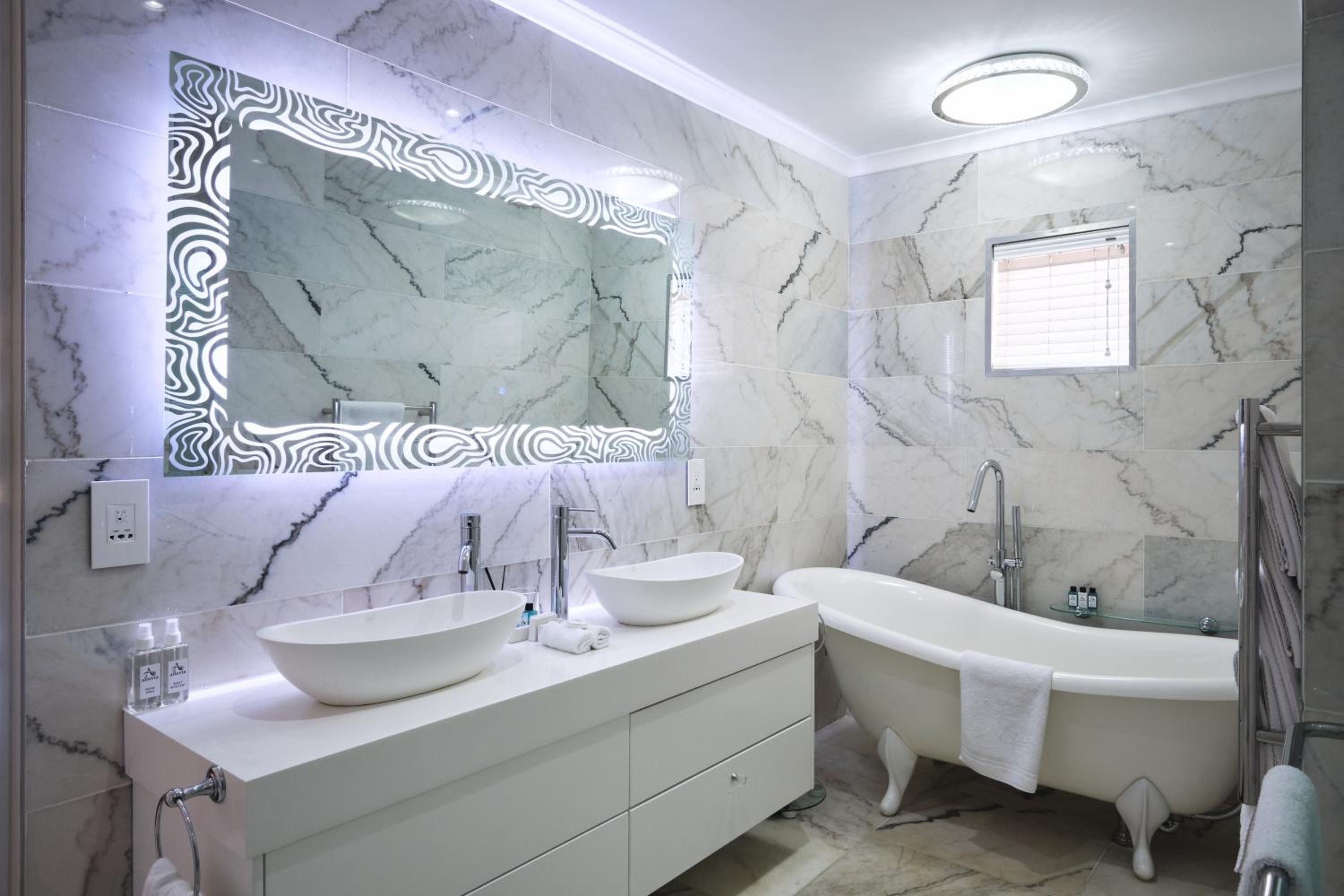 Luxury Suite - Photo 2