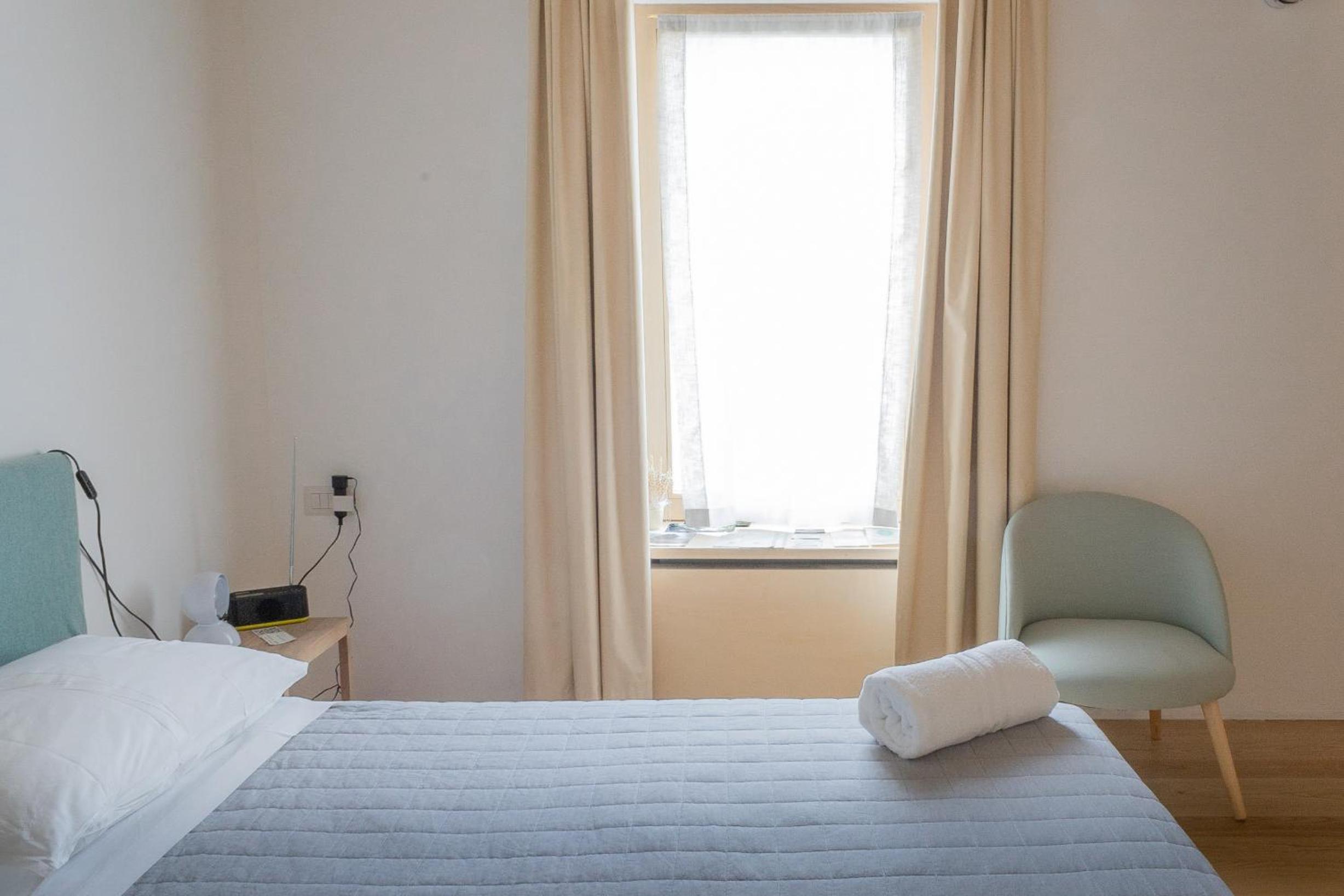 Double or Twin Room with Private Bathroom - Photo 3