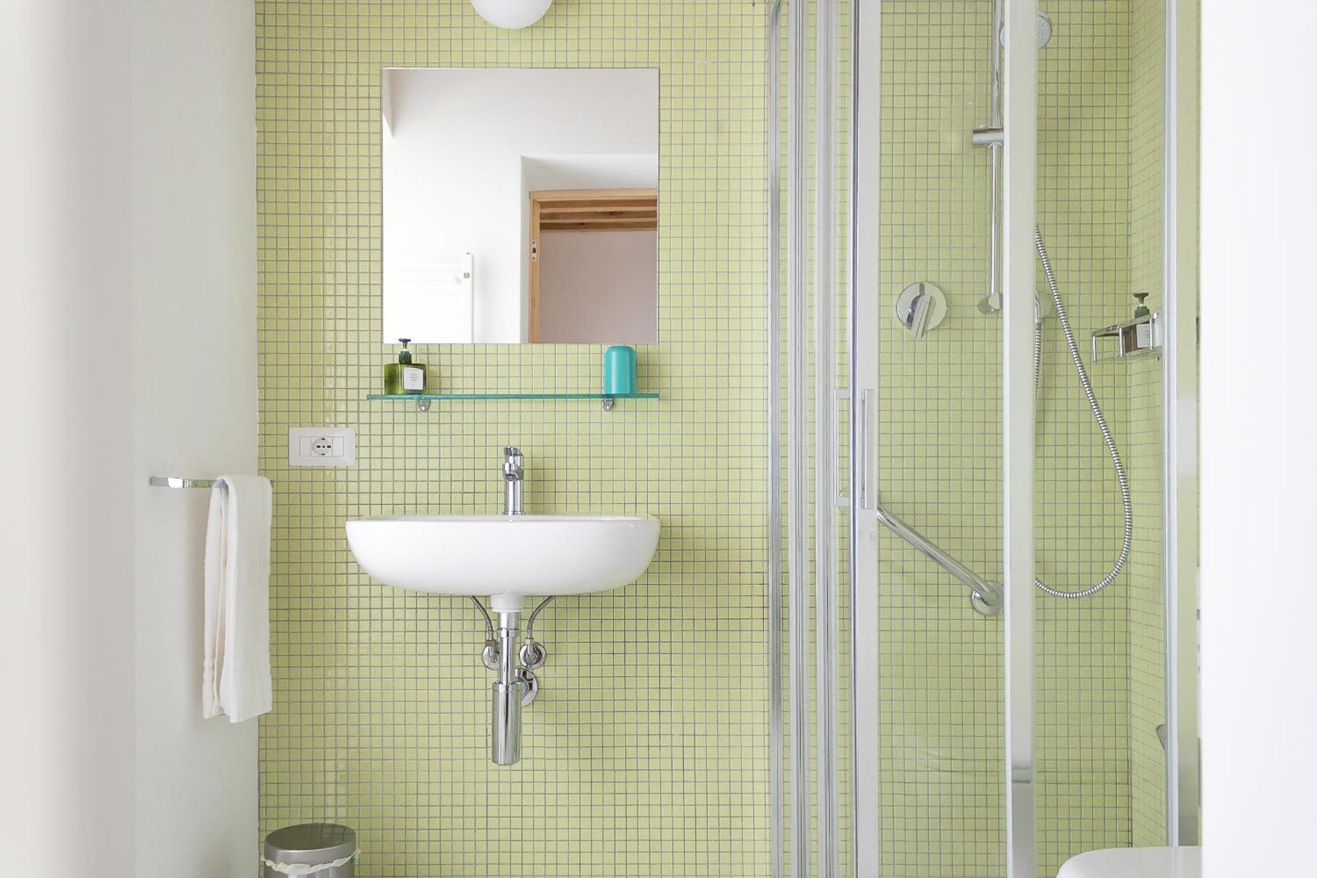 Double or Twin Room with Private Bathroom - Photo 7