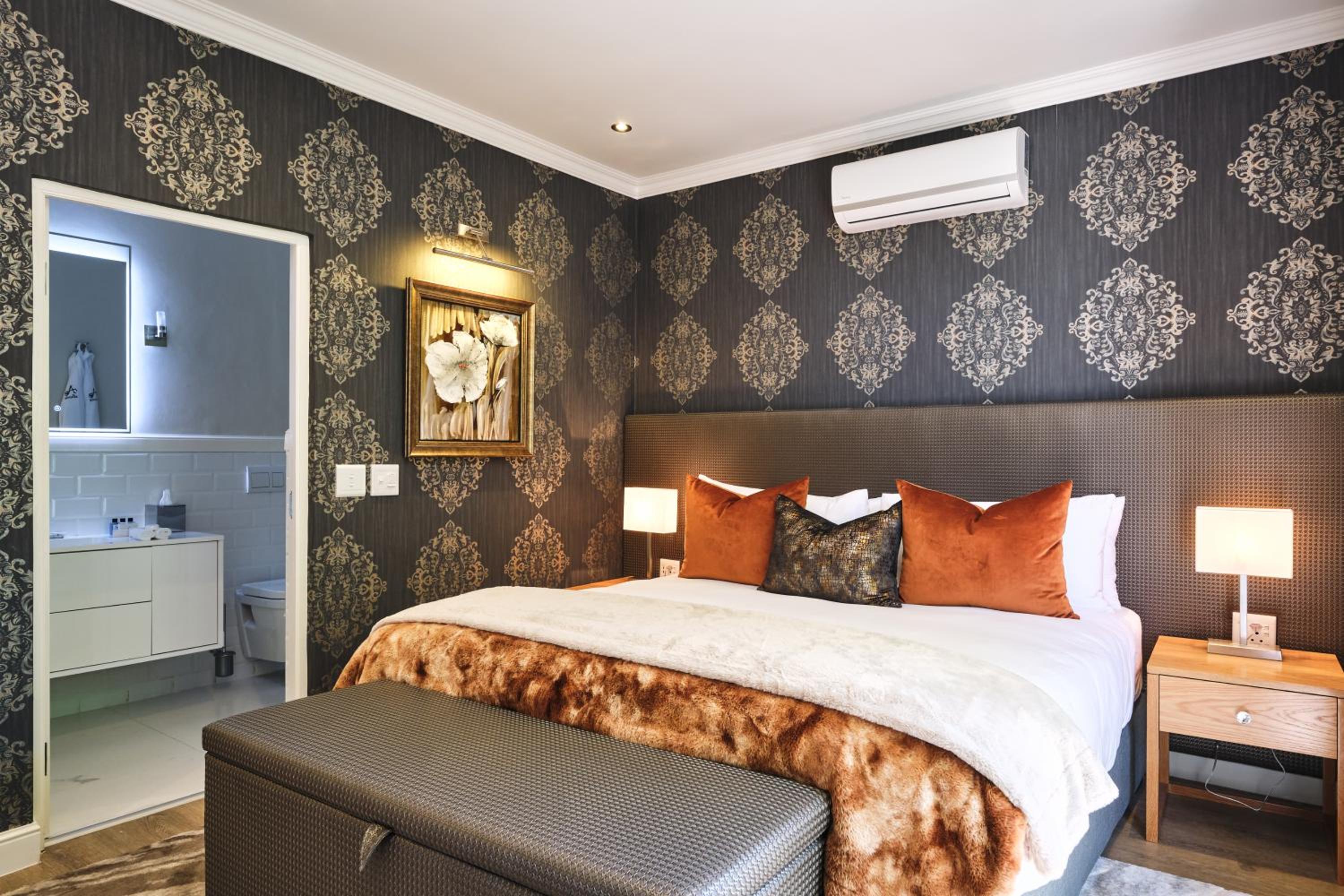 Premium King Room - Photo 3
