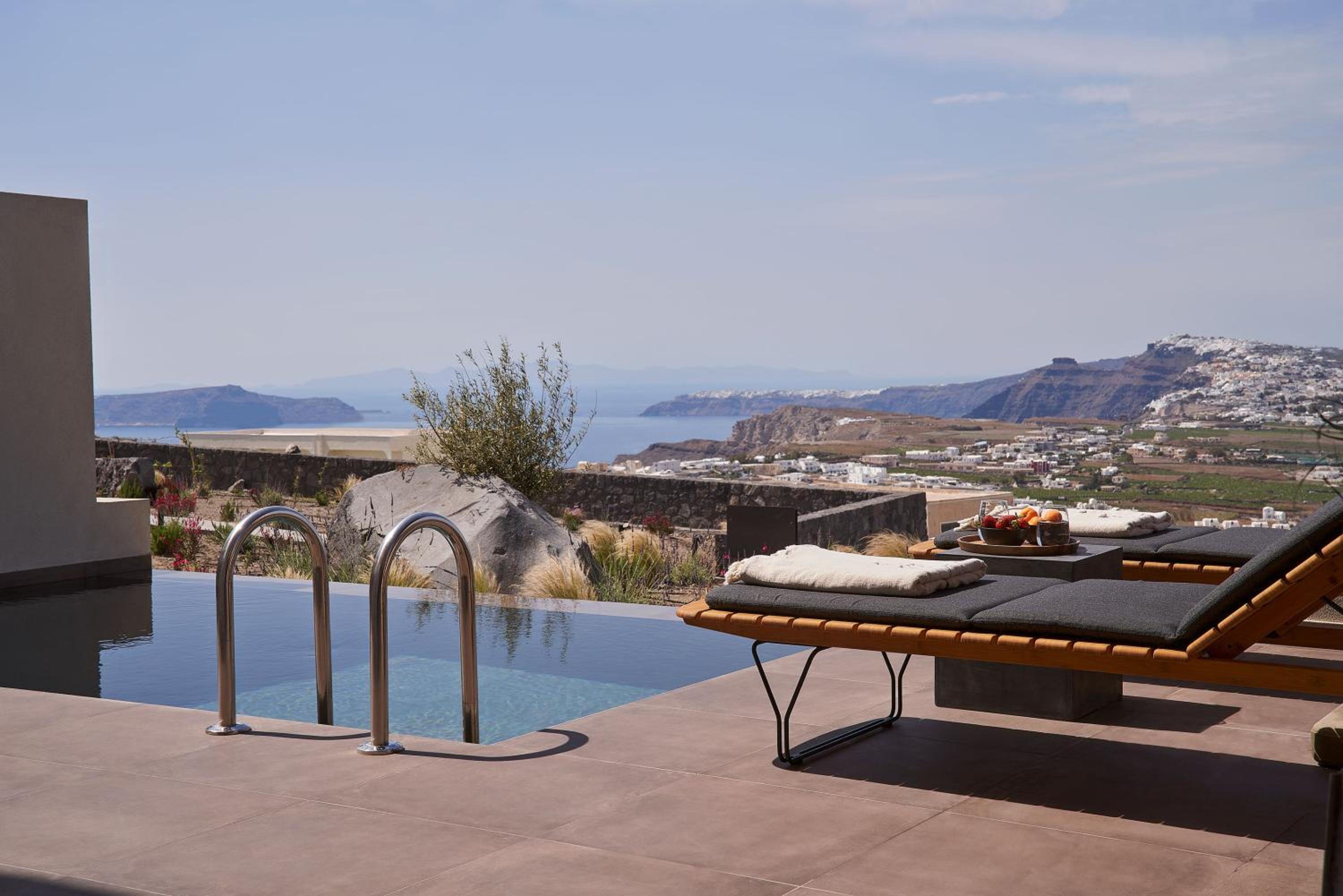 Exclusive Suite with Outdoor Private pool and Caldera View - Photo 1
