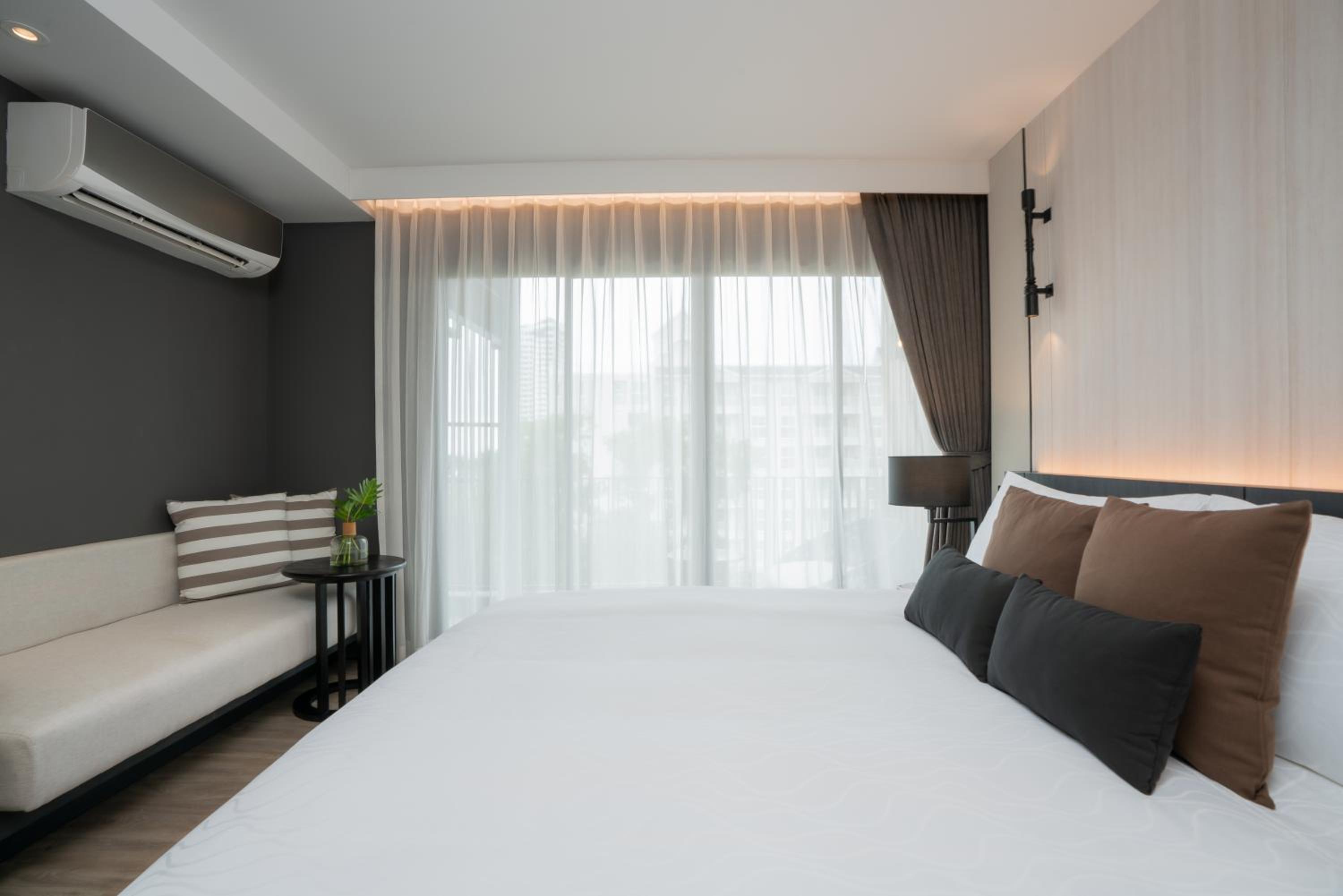 Deluxe King Room - Photo 6