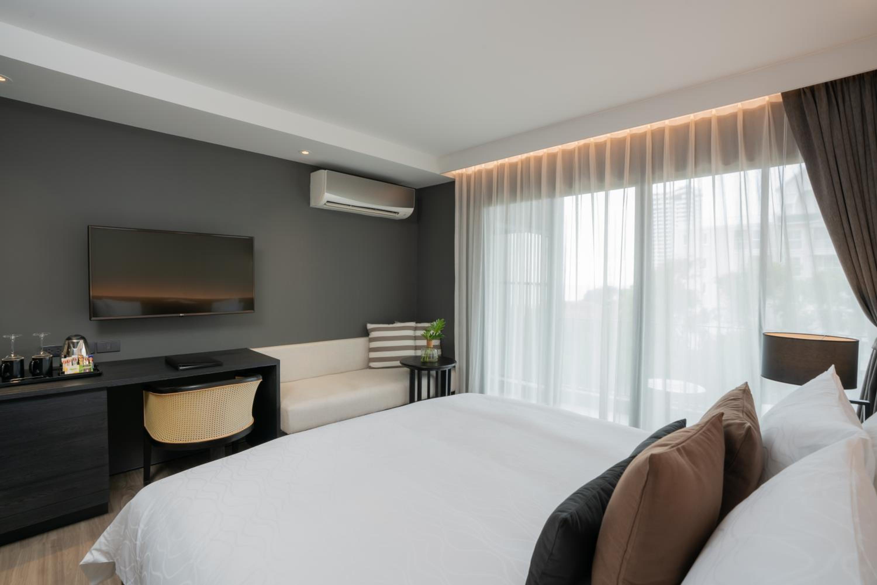 Deluxe King Room - Photo 7