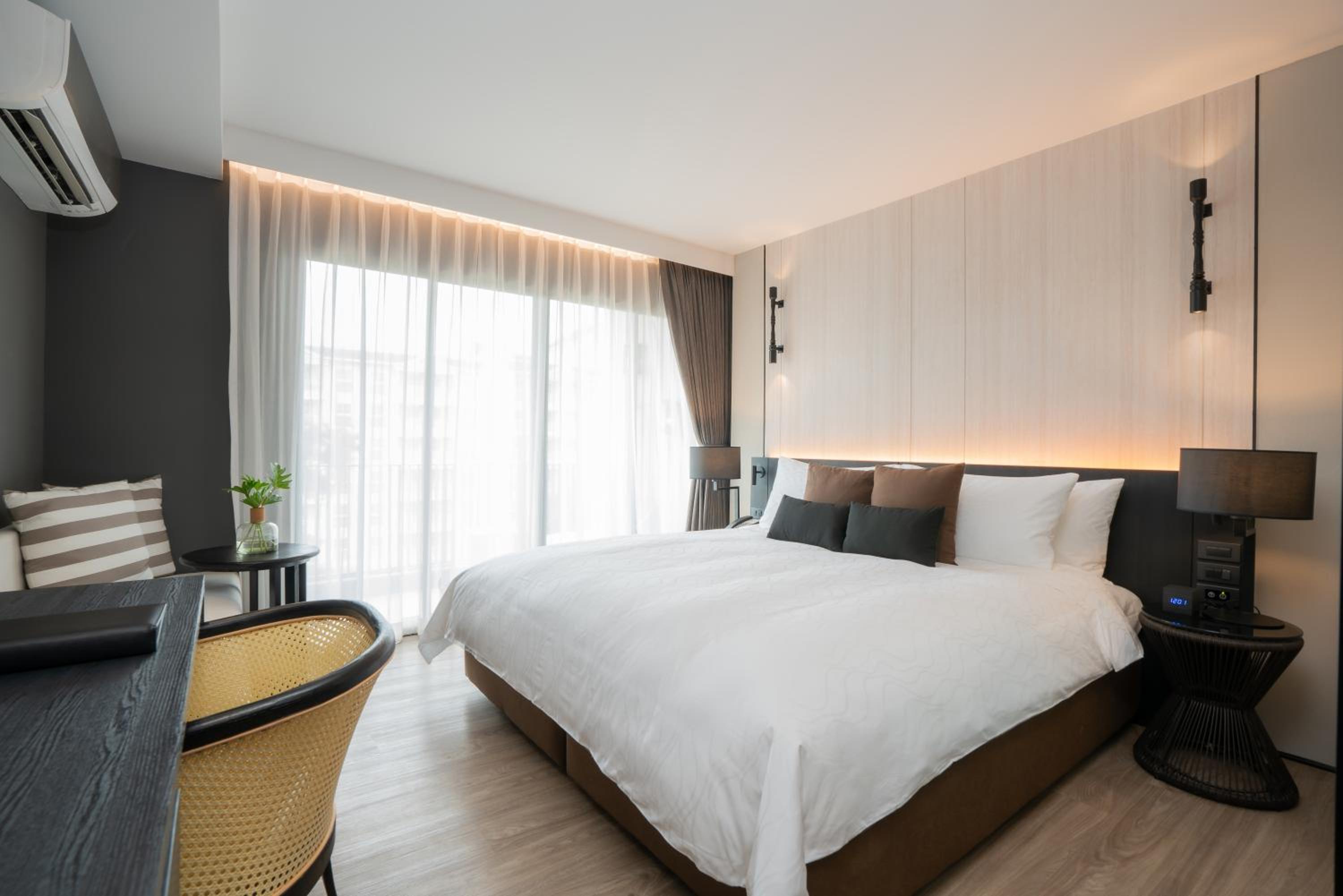 Deluxe King Room - Photo 1