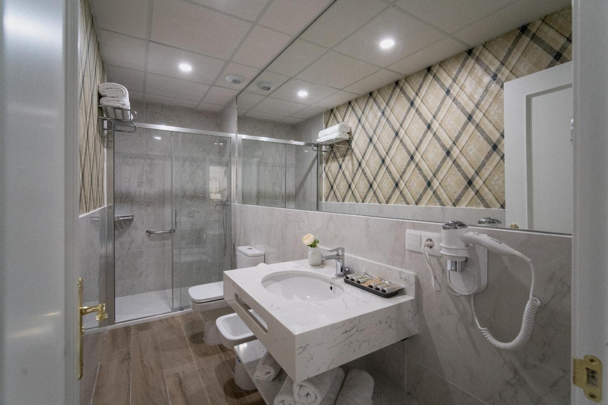 One-Bedroom Apartment with Double Bed - Photo 3