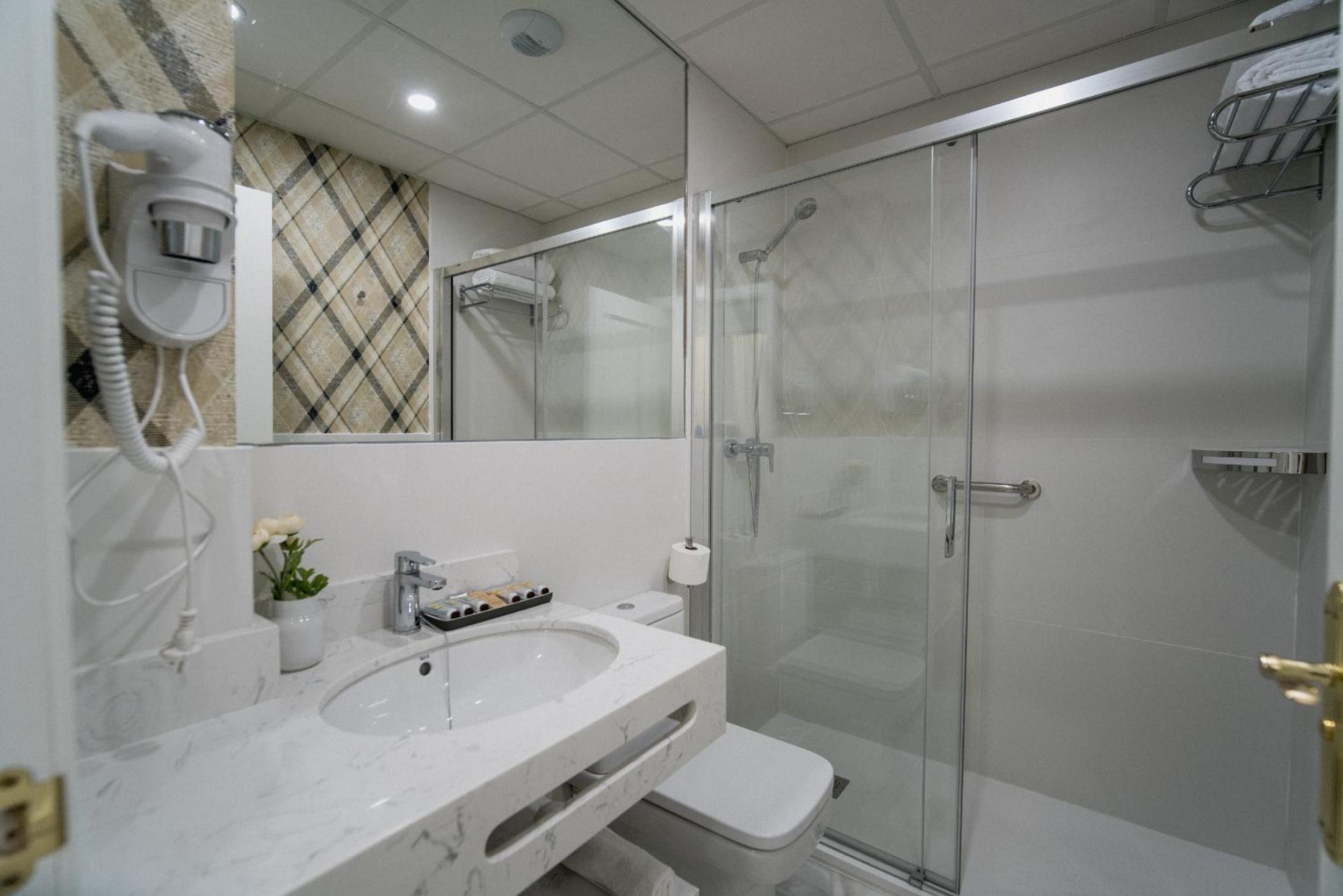 Standard Apartment - Twin - Photo 11