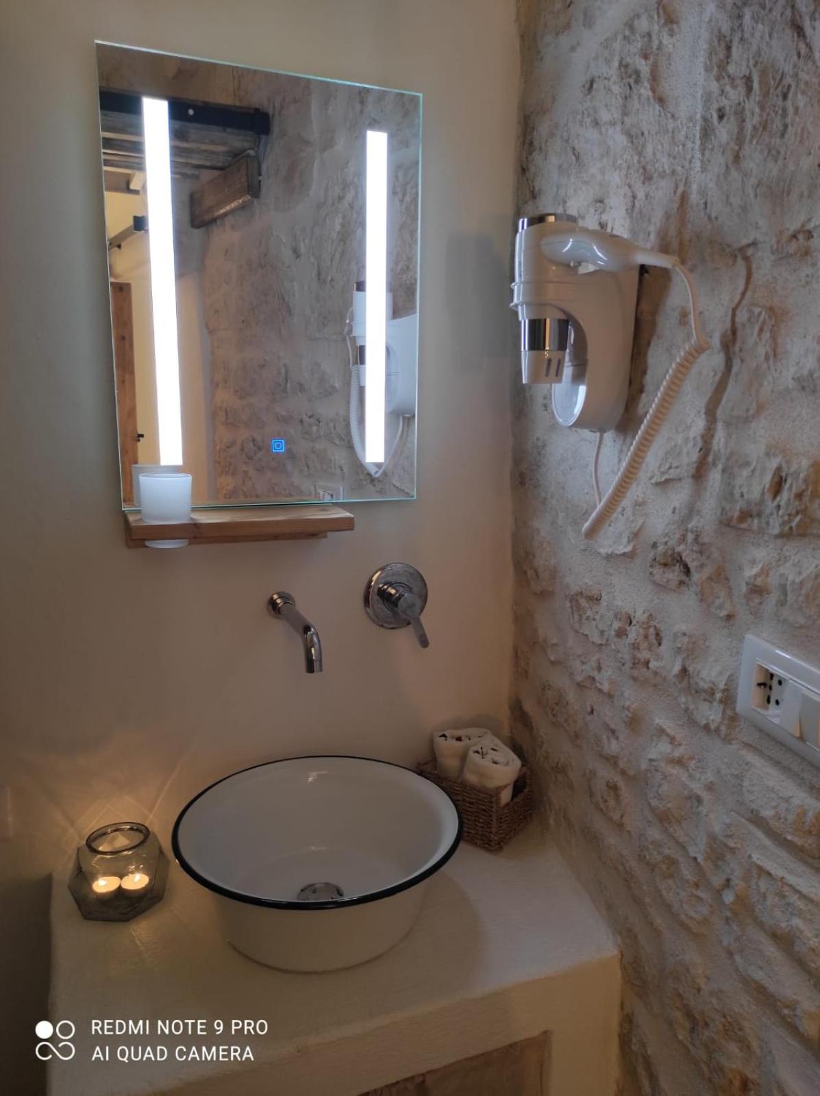 Suite - Photo 13
